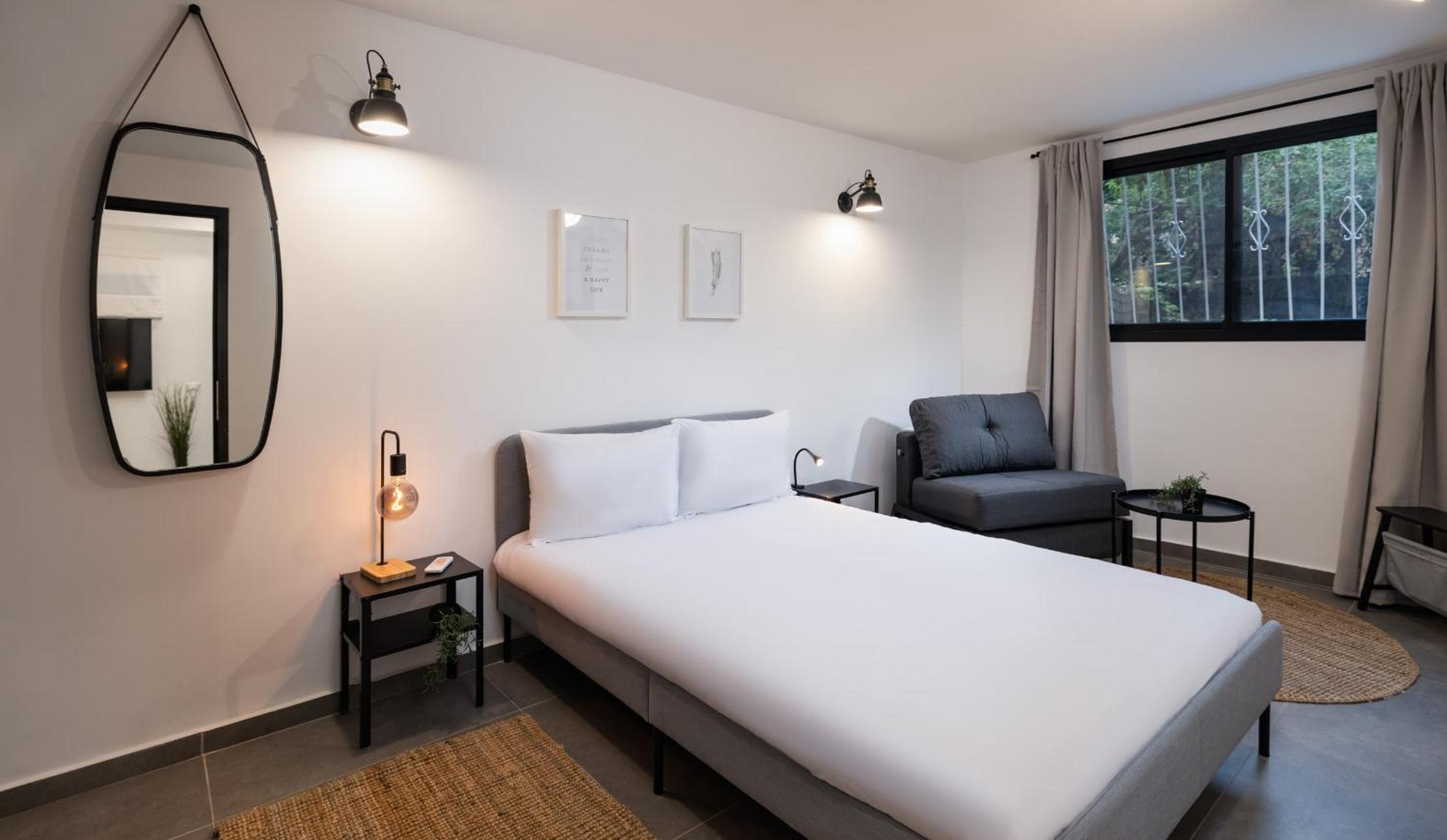 Modern Apt in City Center view 4