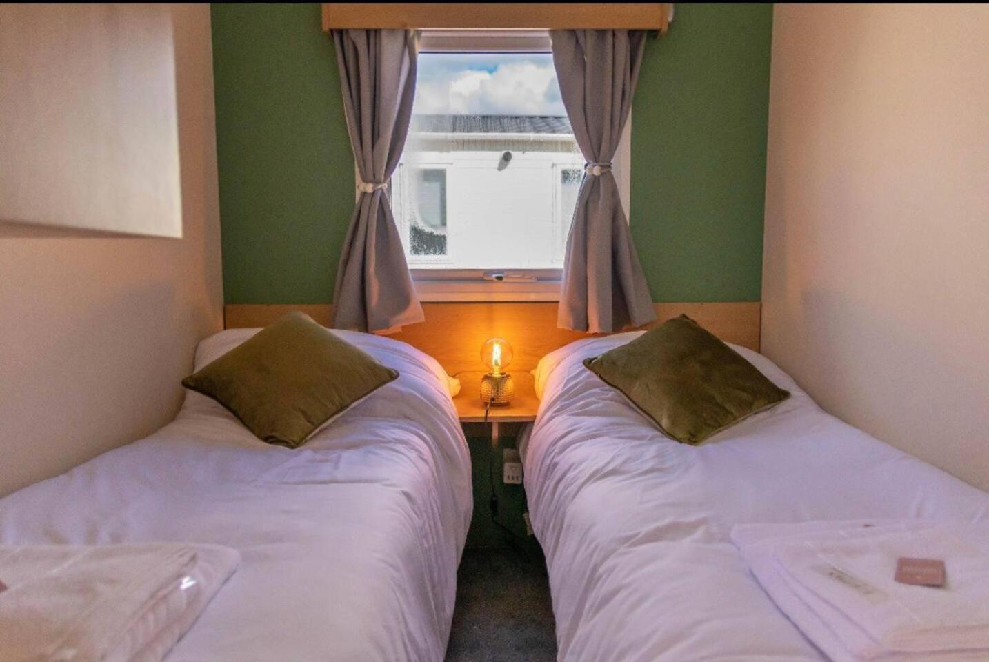Tattershall Lakes Private Hot Tub Lodge - sleeps 6 view 5