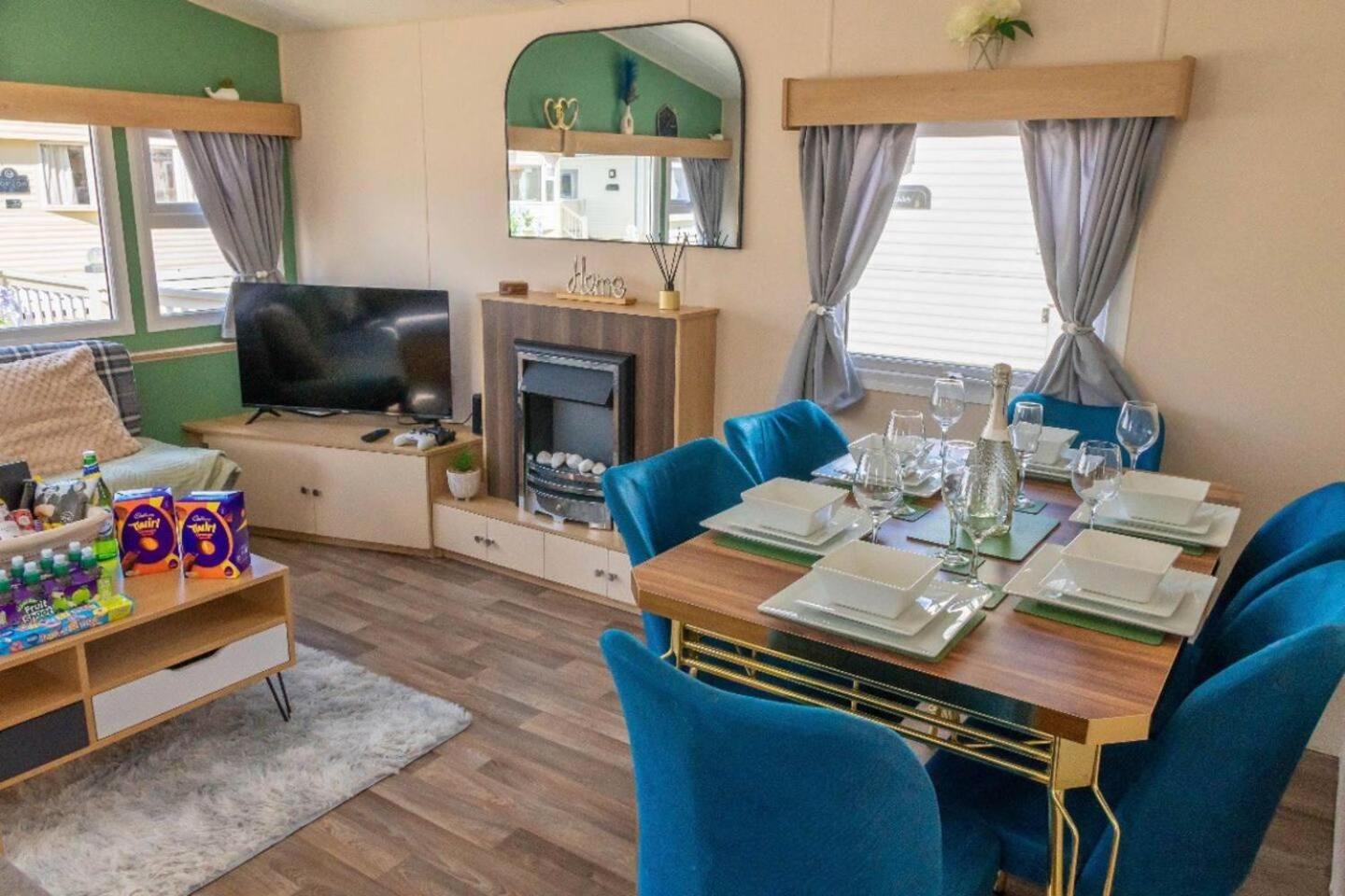 Tattershall Lakes Private Hot Tub Lodge - sleeps 6 view 2