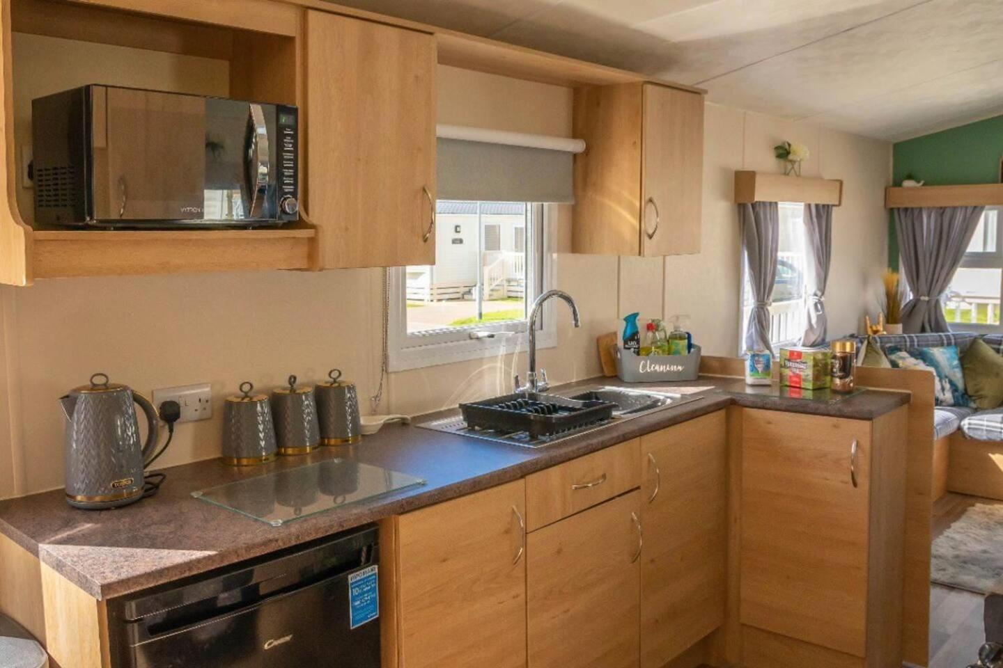 Tattershall Lakes Private Hot Tub Lodge - sleeps 6 view 4