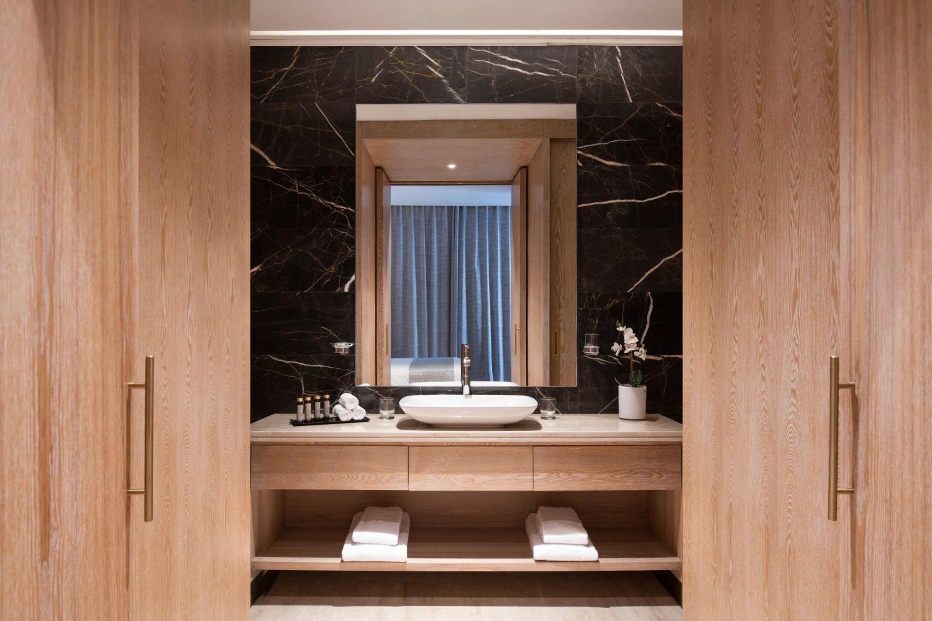 Photo 64 sur 101 de The Bentley Luxury Hotel & Suites