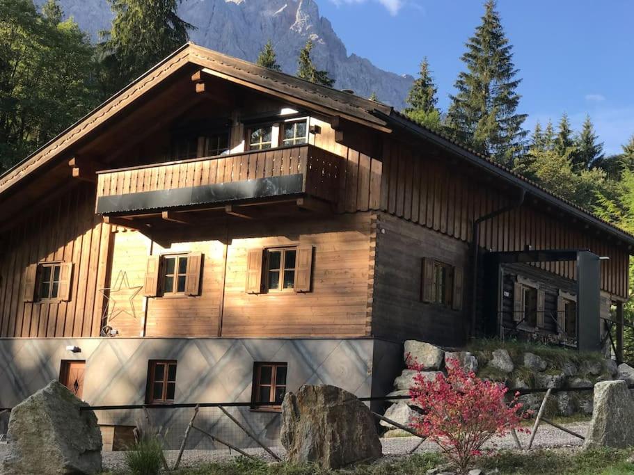 Chalet S - 5 Sterne Luxus Ferienhaus direkt am Eibsee und Zugspitze