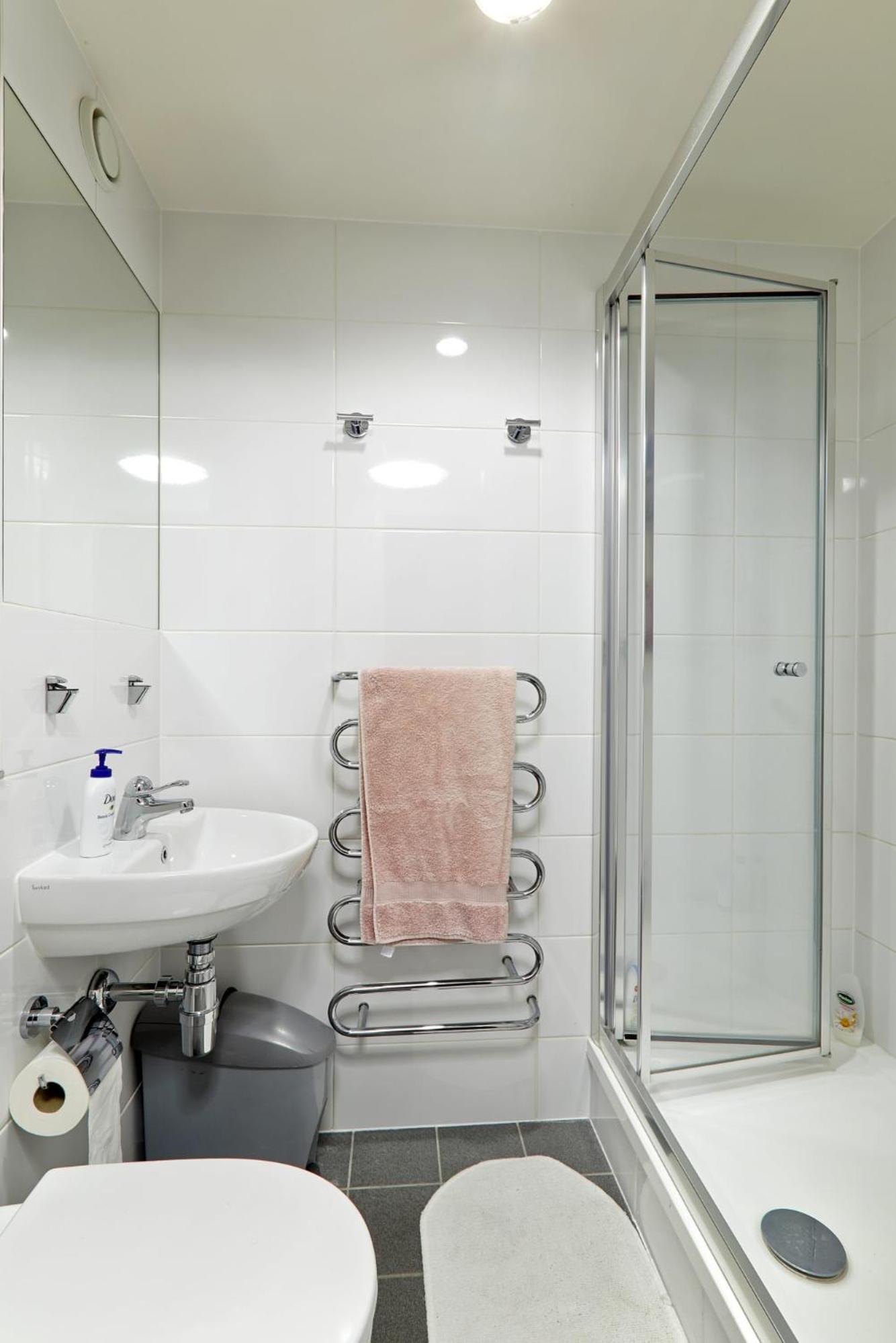 Spacious Bedrooms with Shared Bathroom and Kitchen at Bridges in Reading
