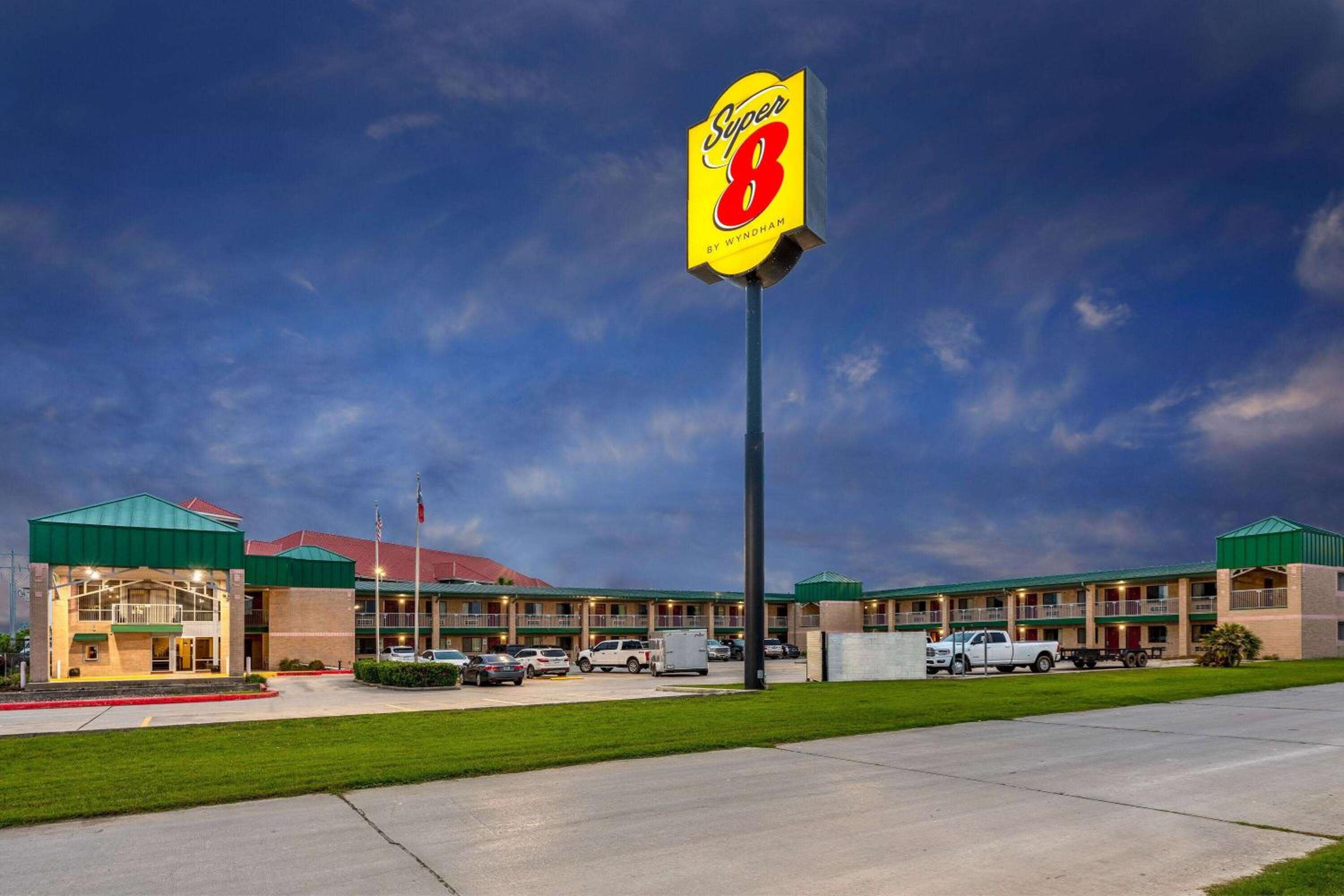 Super 8 by Wyndham Seguin view 2