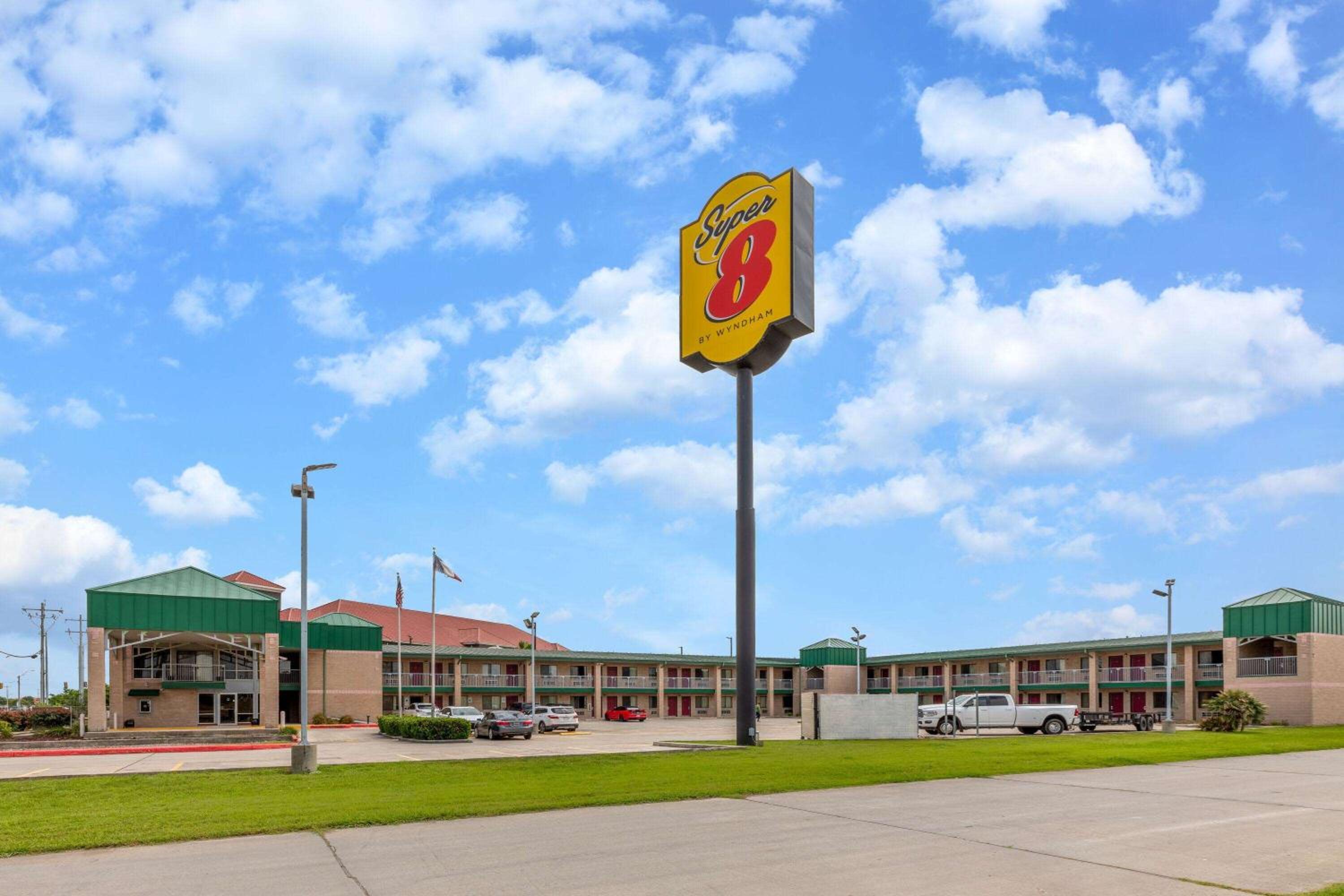 Super 8 by Wyndham Seguin view 4