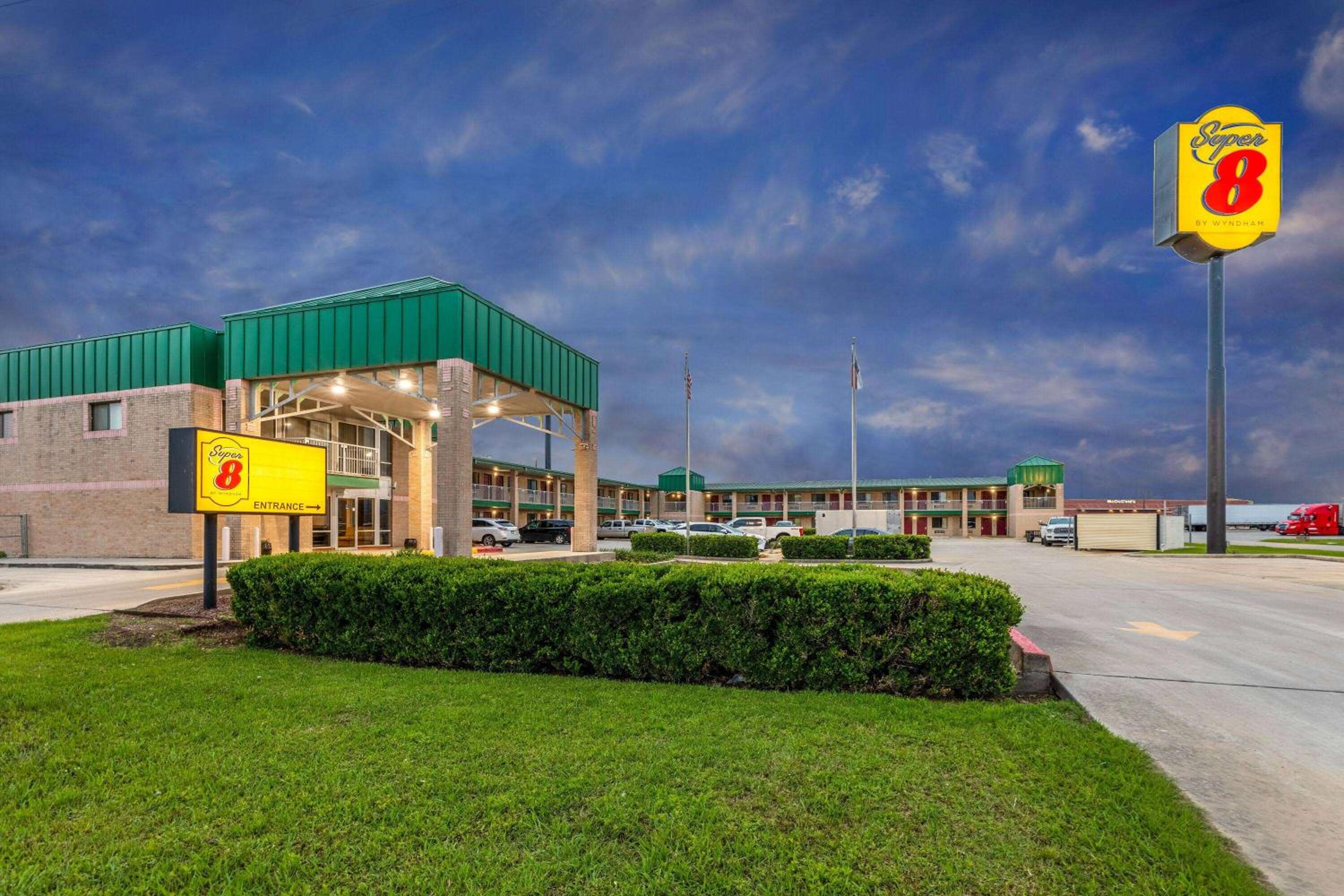Super 8 by Wyndham Seguin view 3