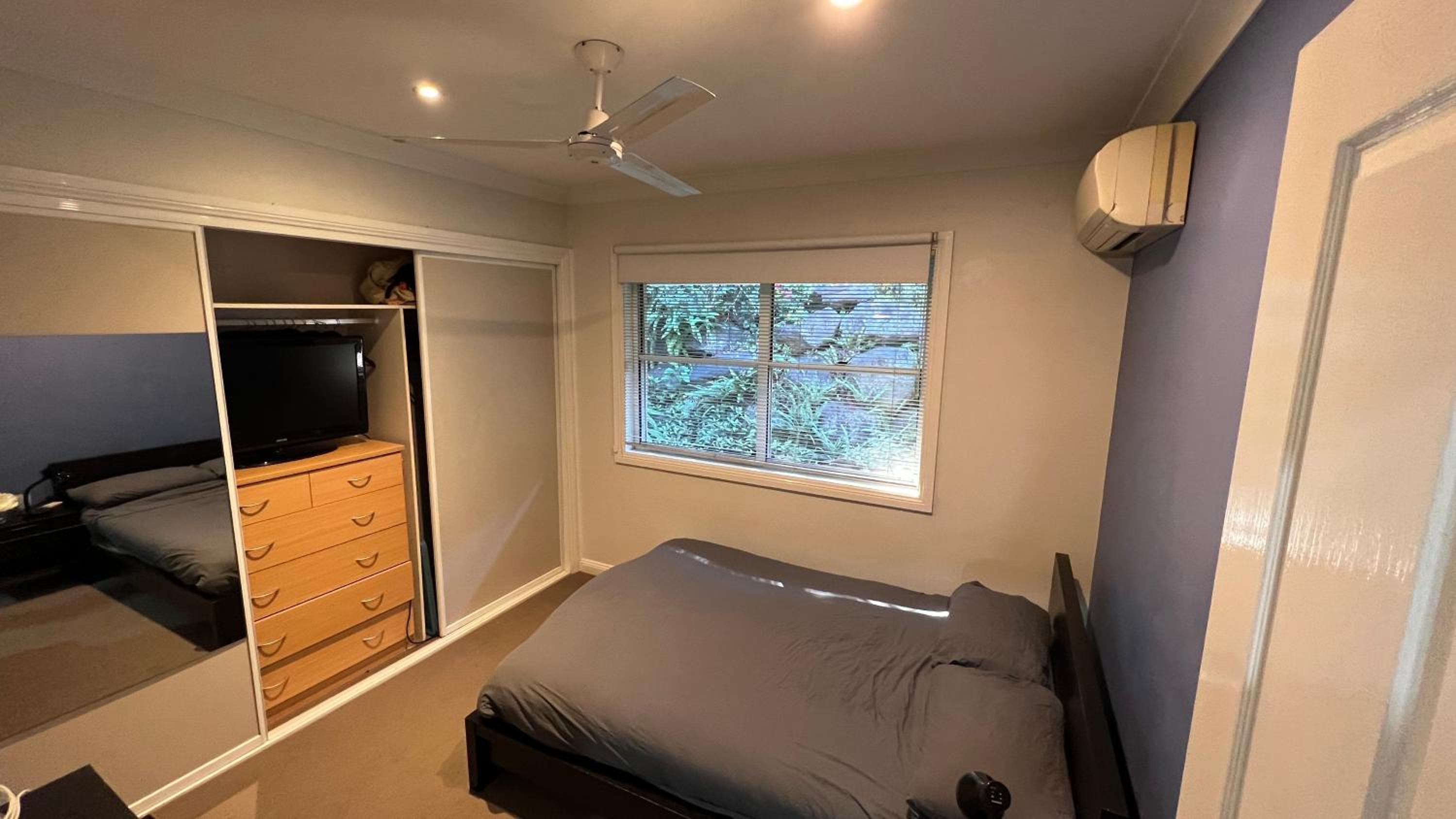 4BR Exec large house close to shops,train & buses