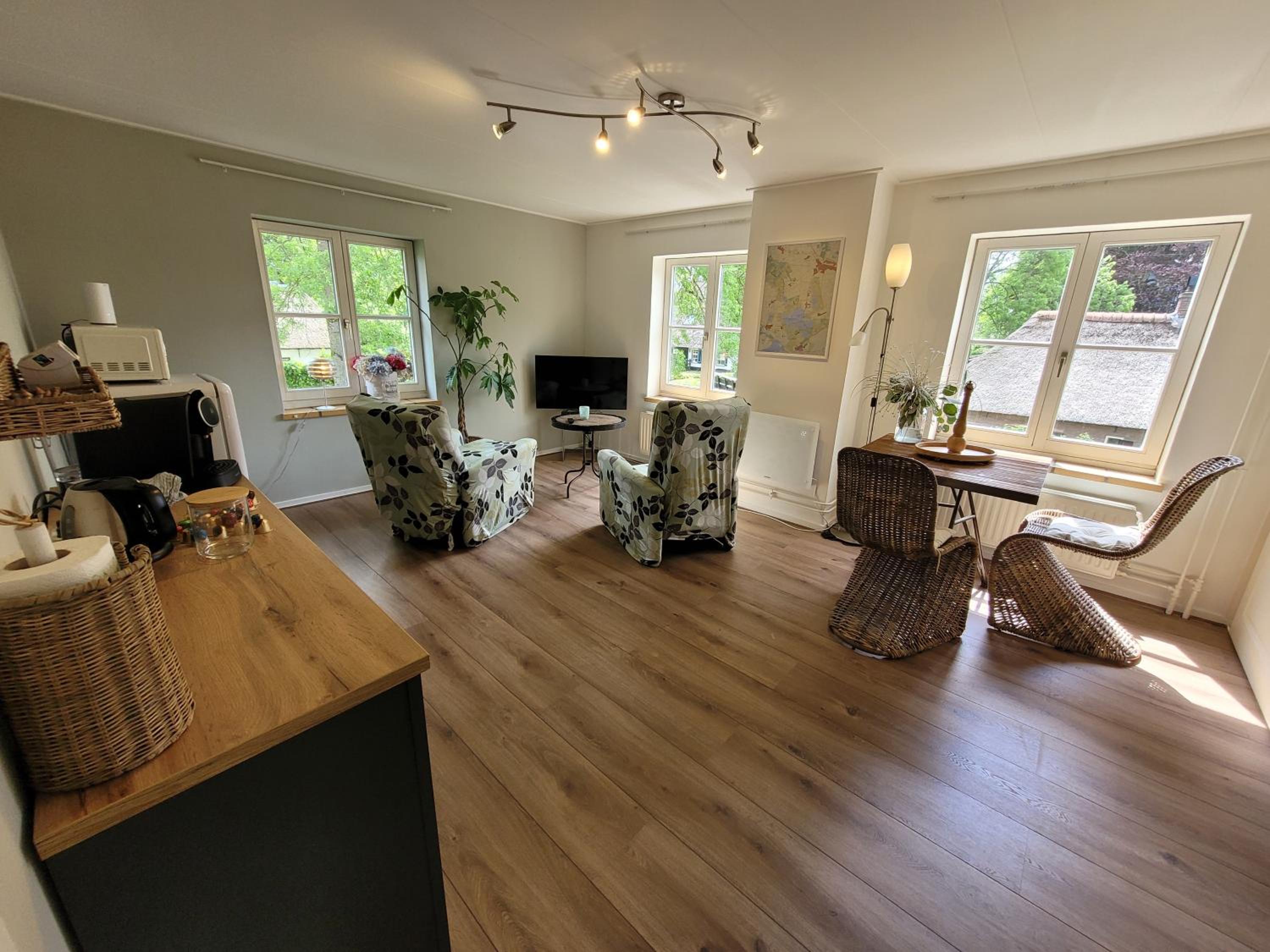 B&B Villa Giethoorn - canalview, privacy & parking view 5