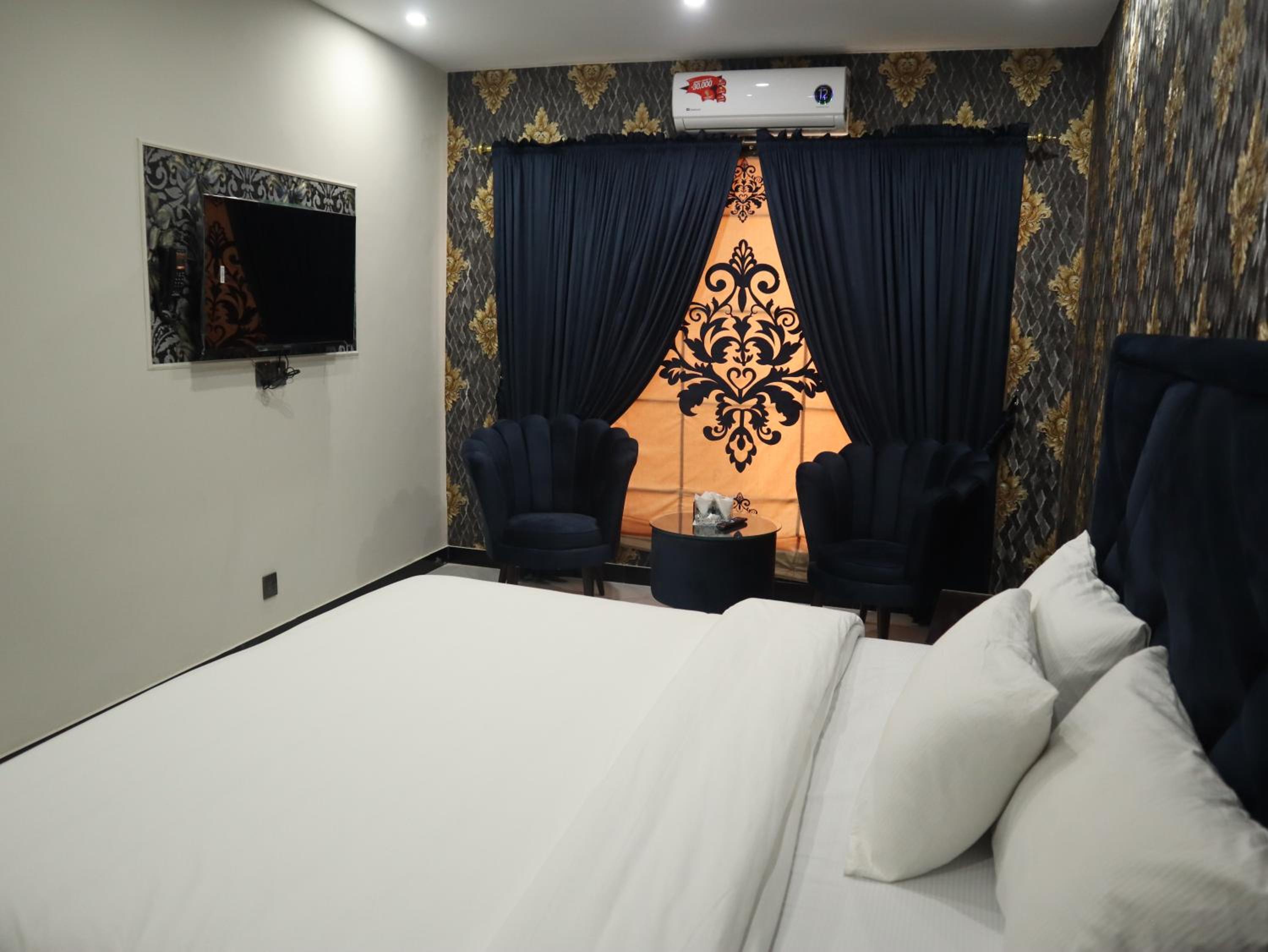 Signature Lodge