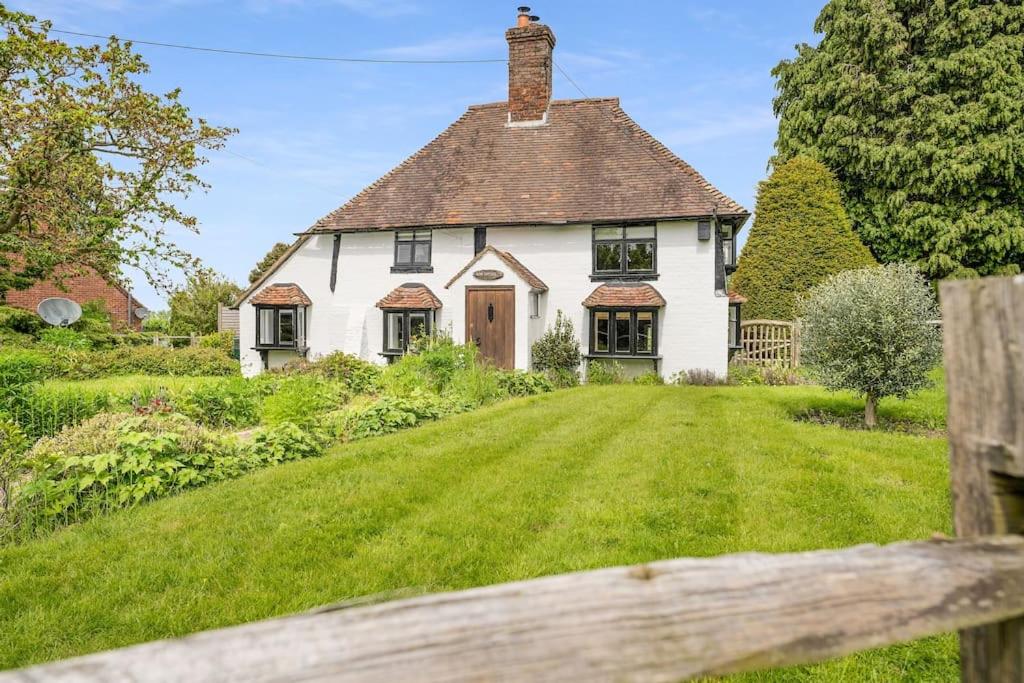Local Walks Pub Gardens Pet Friendly Landscaped Gardens and Free Private Parking view 3