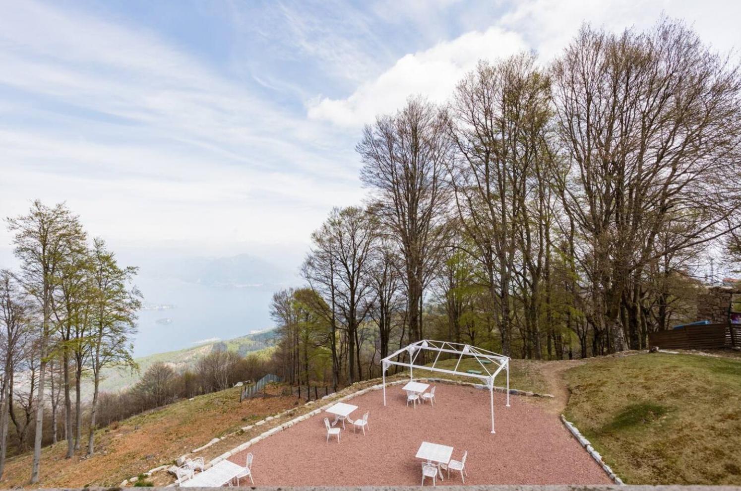 Villa Pizzini Mottarone - Restaurant and rooms view 3