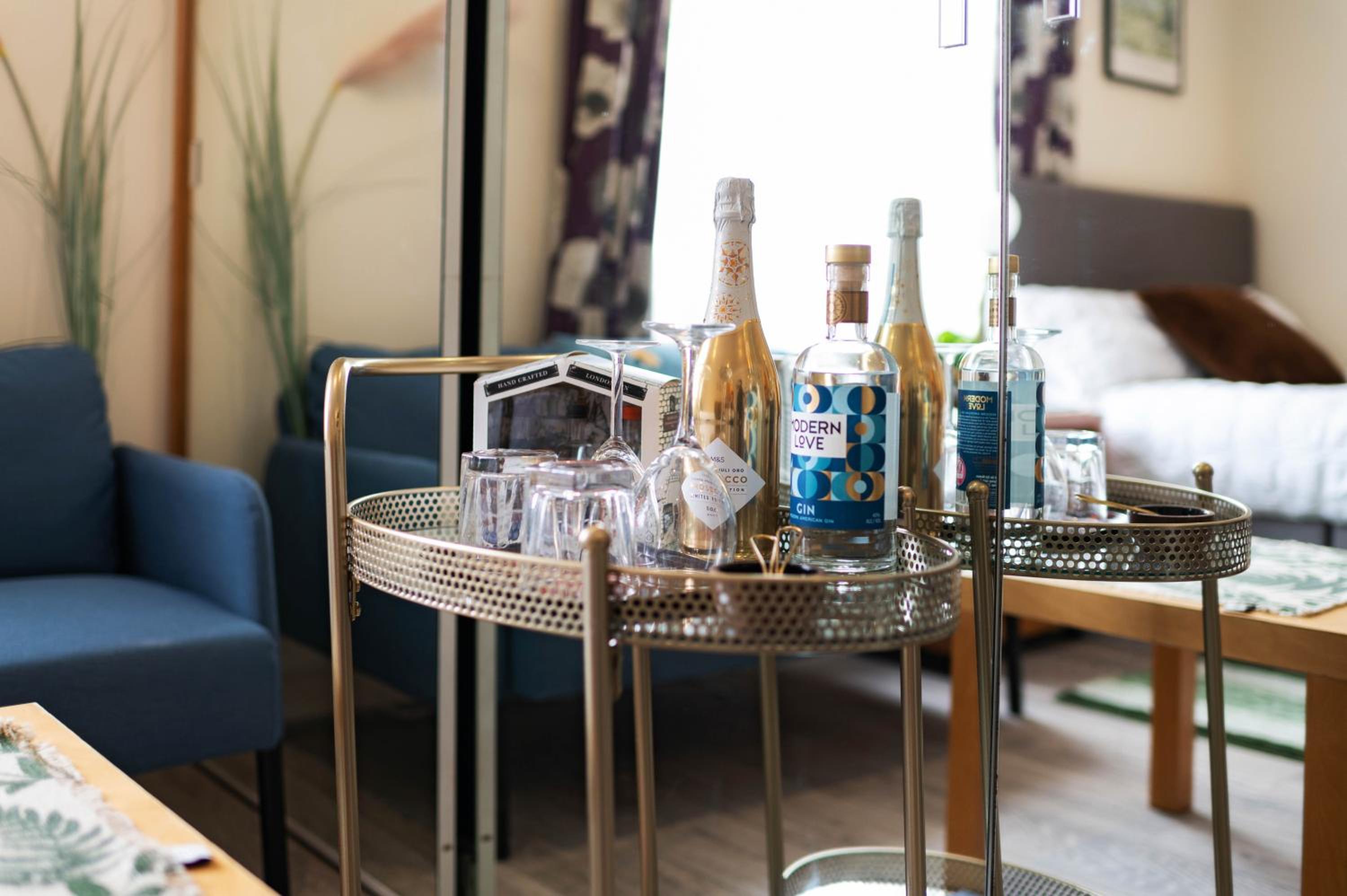 Elegant Art Deco whole apartment - walking distance to Holland Park, Hyde Park, Nottinghill, Kensington, Bayswater, Paddington
