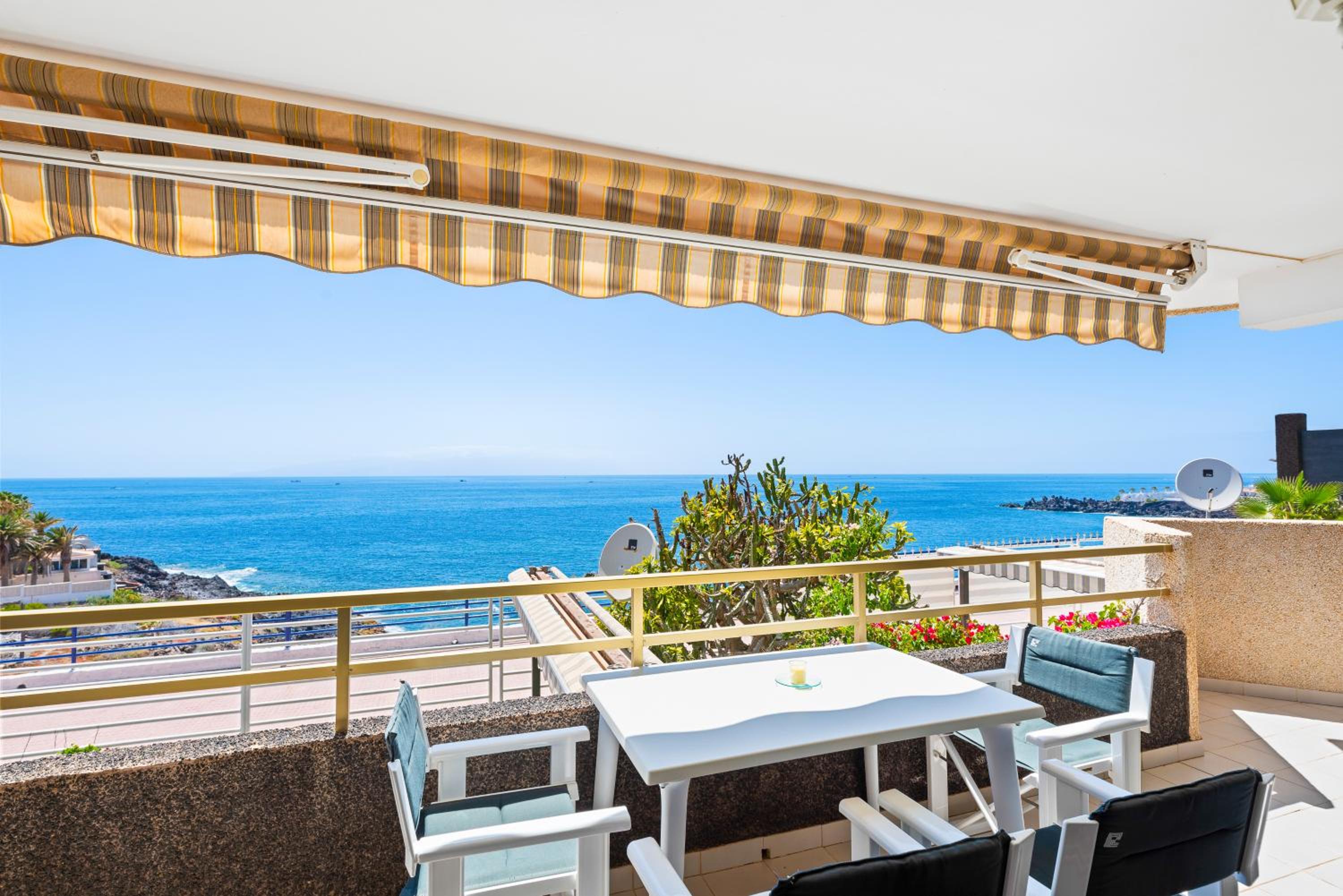 Spacious apart with large terrace,5 min beach view 4