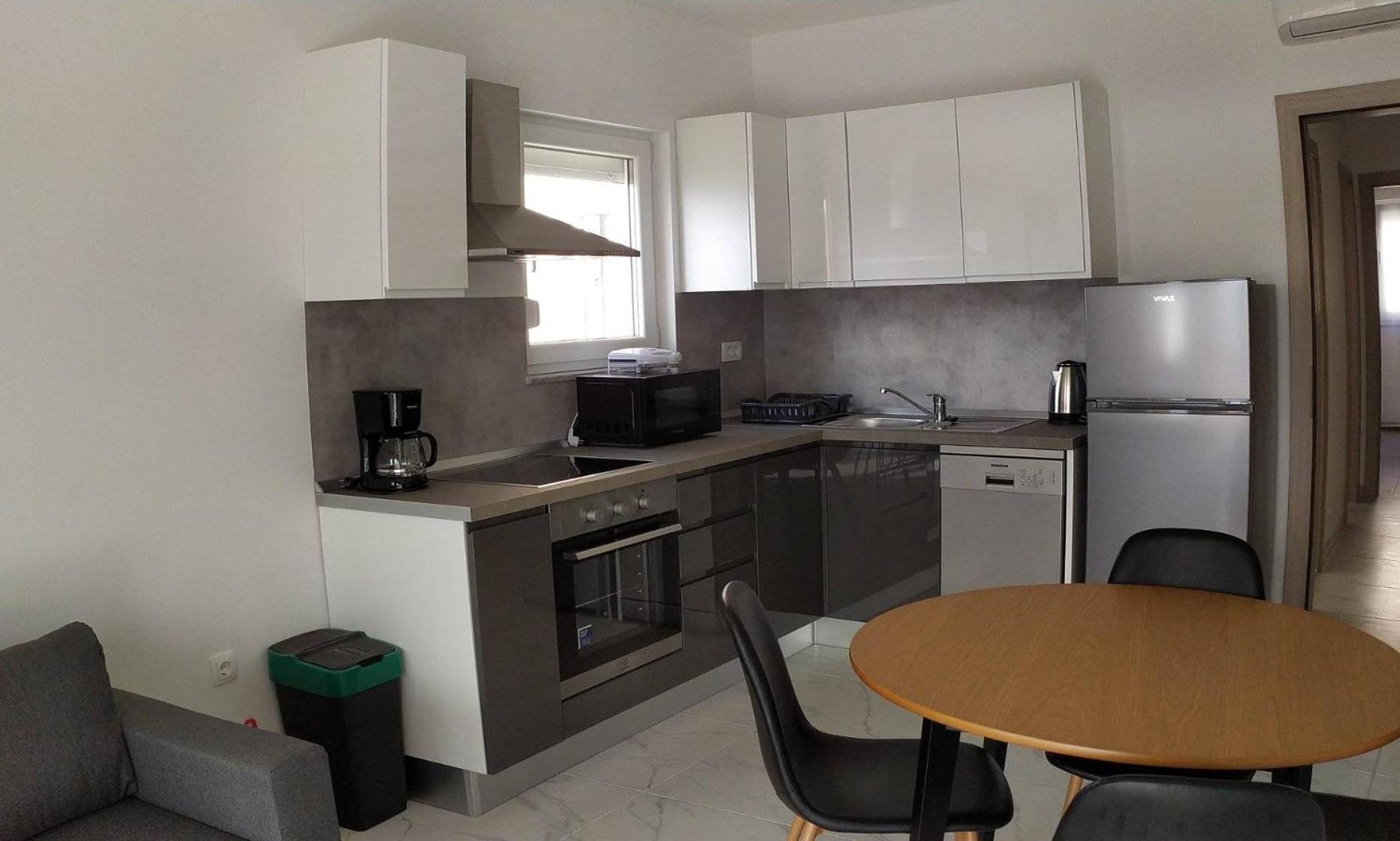 Charming 2-Bed Apartment in Okrug Gornji view 5