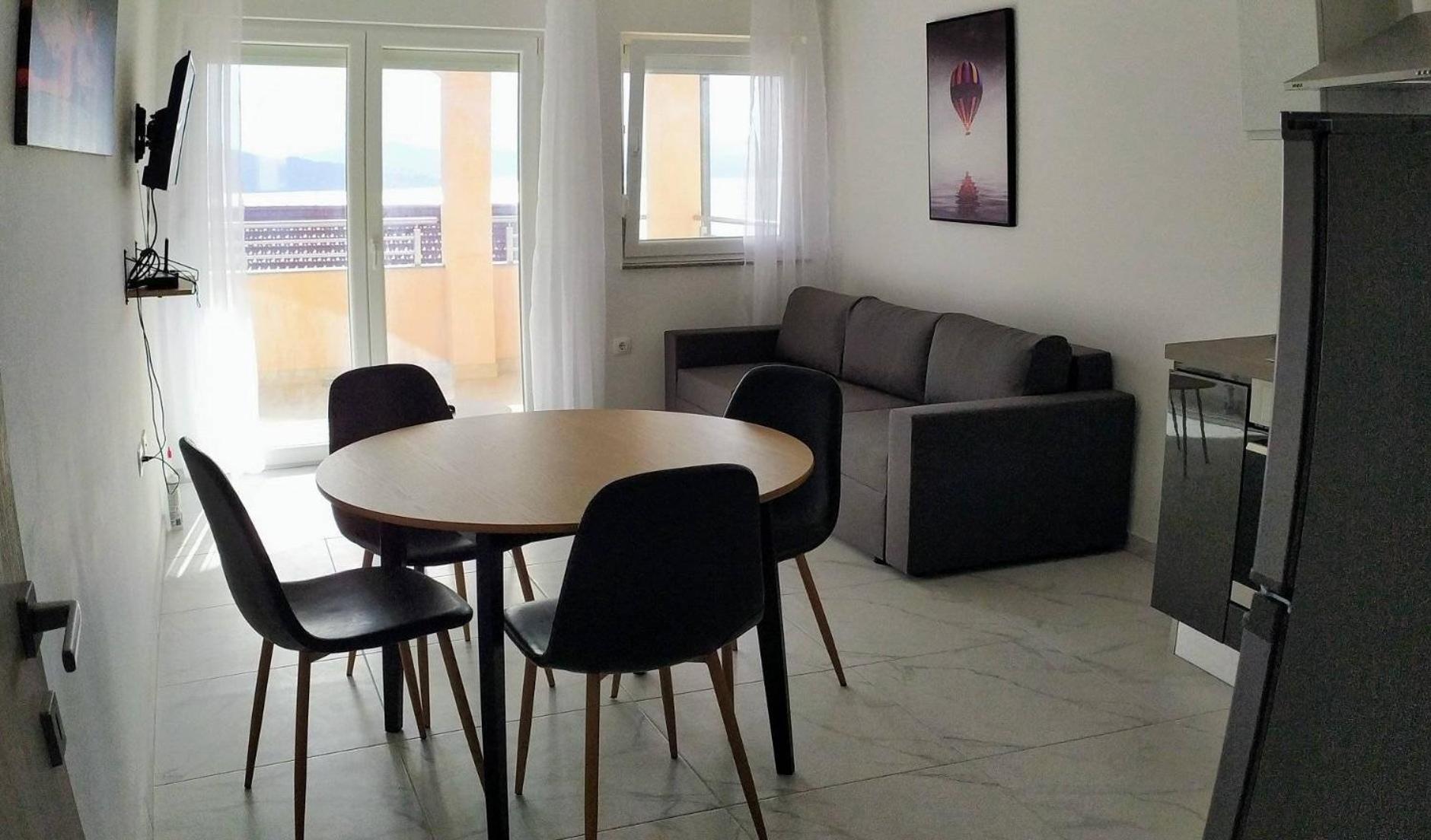 Charming 2-Bed Apartment in Okrug Gornji view 4