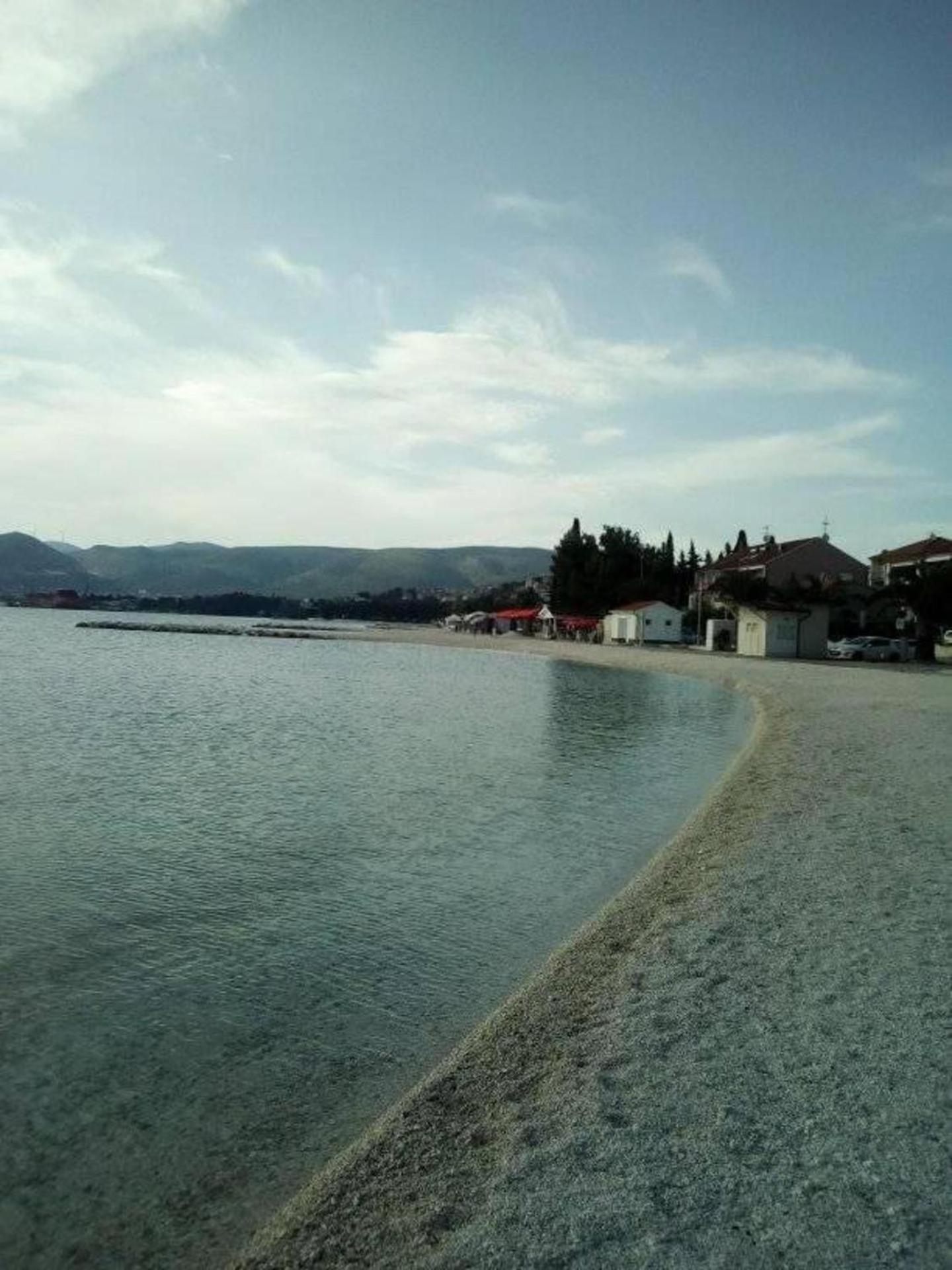 Charming 2-Bed Apartment in Okrug Gornji view 3