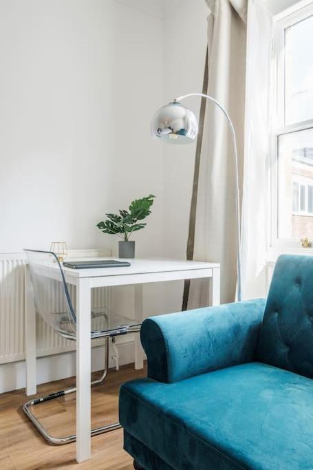 House 10 mins to Tower Bridge Hot Tub & Parking