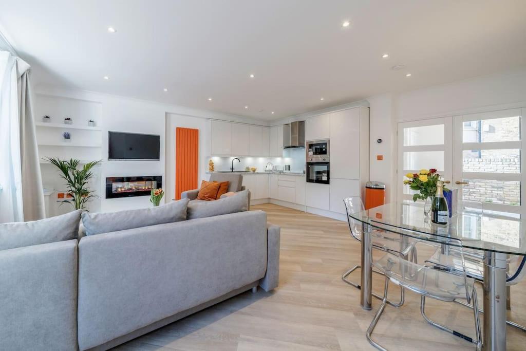 House 10 mins to Tower Bridge Hot Tub & Parking