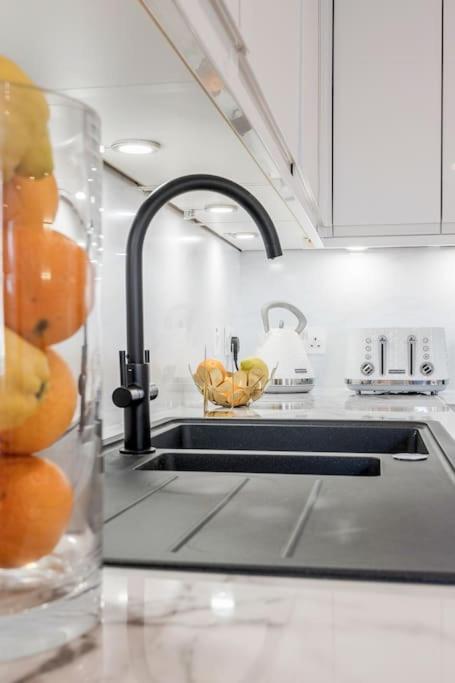 House 10 mins to Tower Bridge Hot Tub & Parking