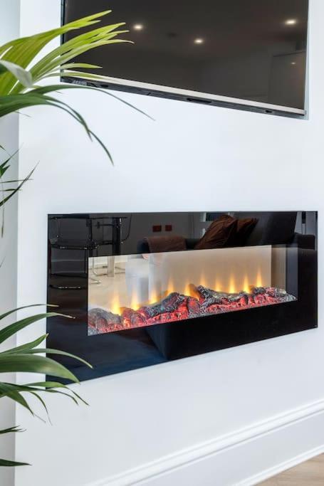 House 10 mins to Tower Bridge Hot Tub & Parking