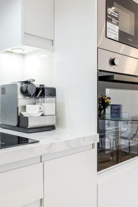 House 10 mins to Tower Bridge Hot Tub & Parking
