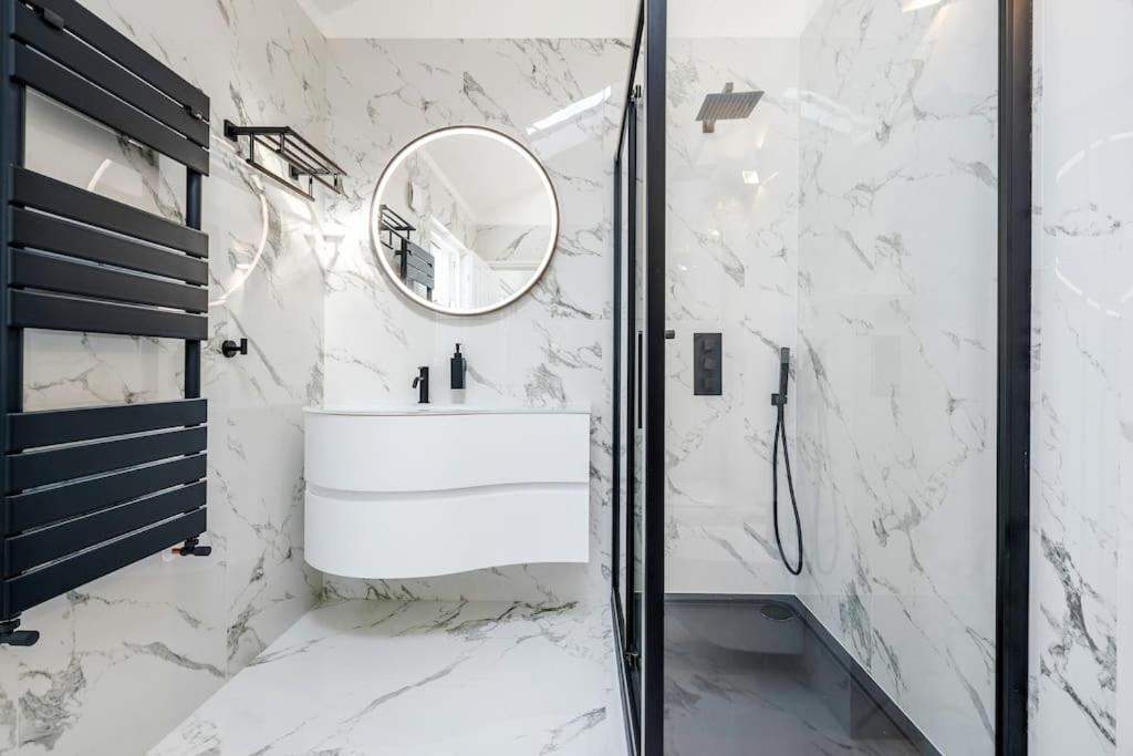 House 10 mins to Tower Bridge Hot Tub & Parking