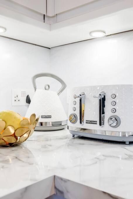 House 10 mins to Tower Bridge Hot Tub & Parking