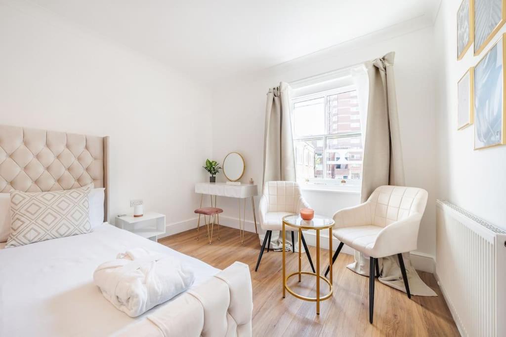 House 10 mins to Tower Bridge Hot Tub & Parking