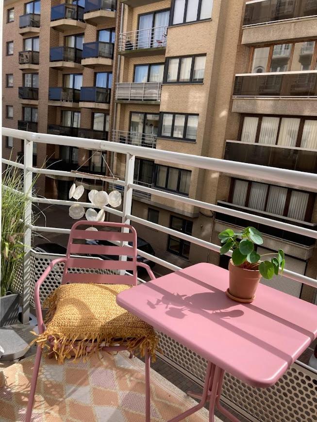 Be at Sea in Ostend all-in luxury apartment , outdoor pool, side seaview
