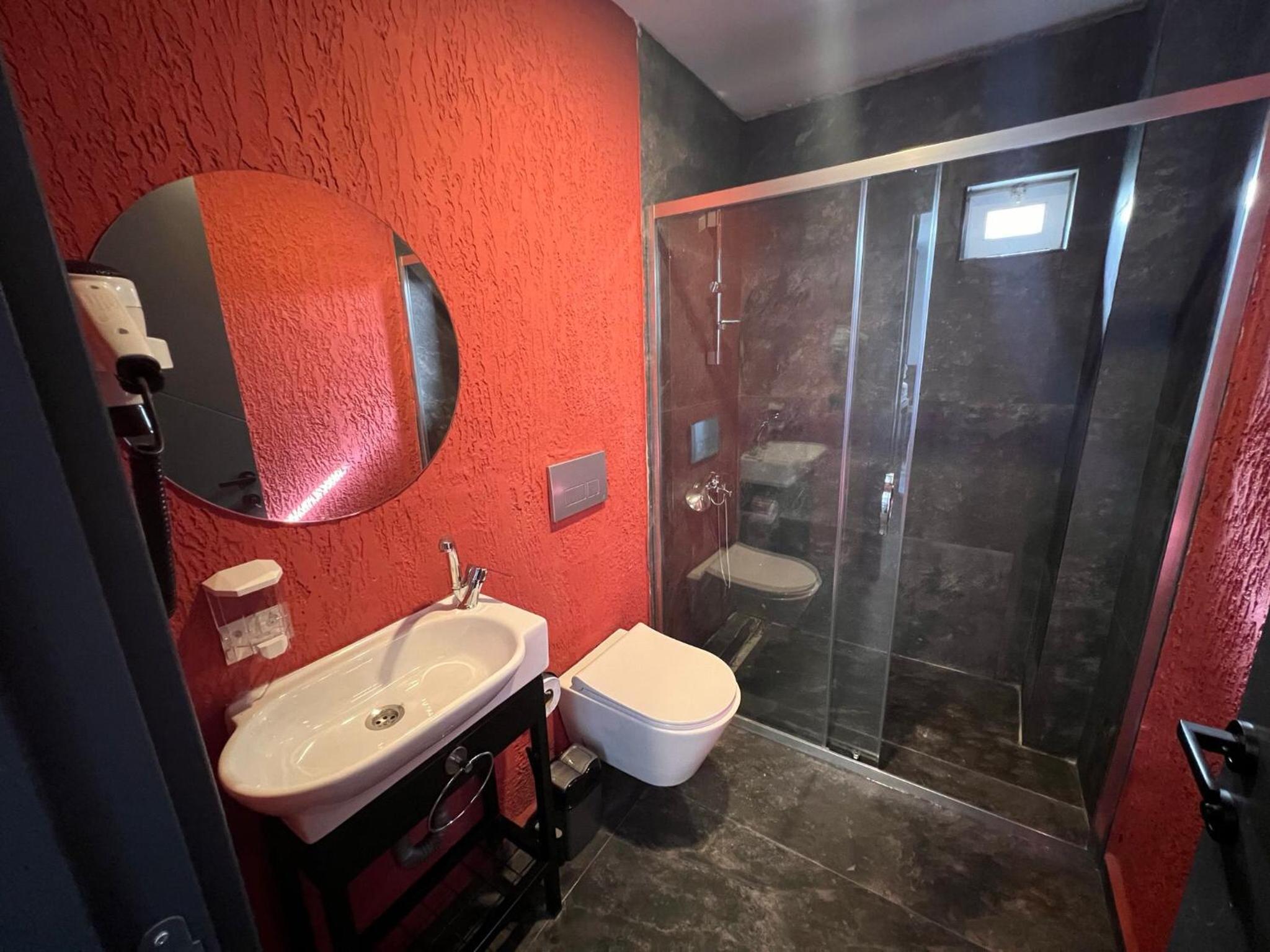 Wolf Of The City Otel - Image 11