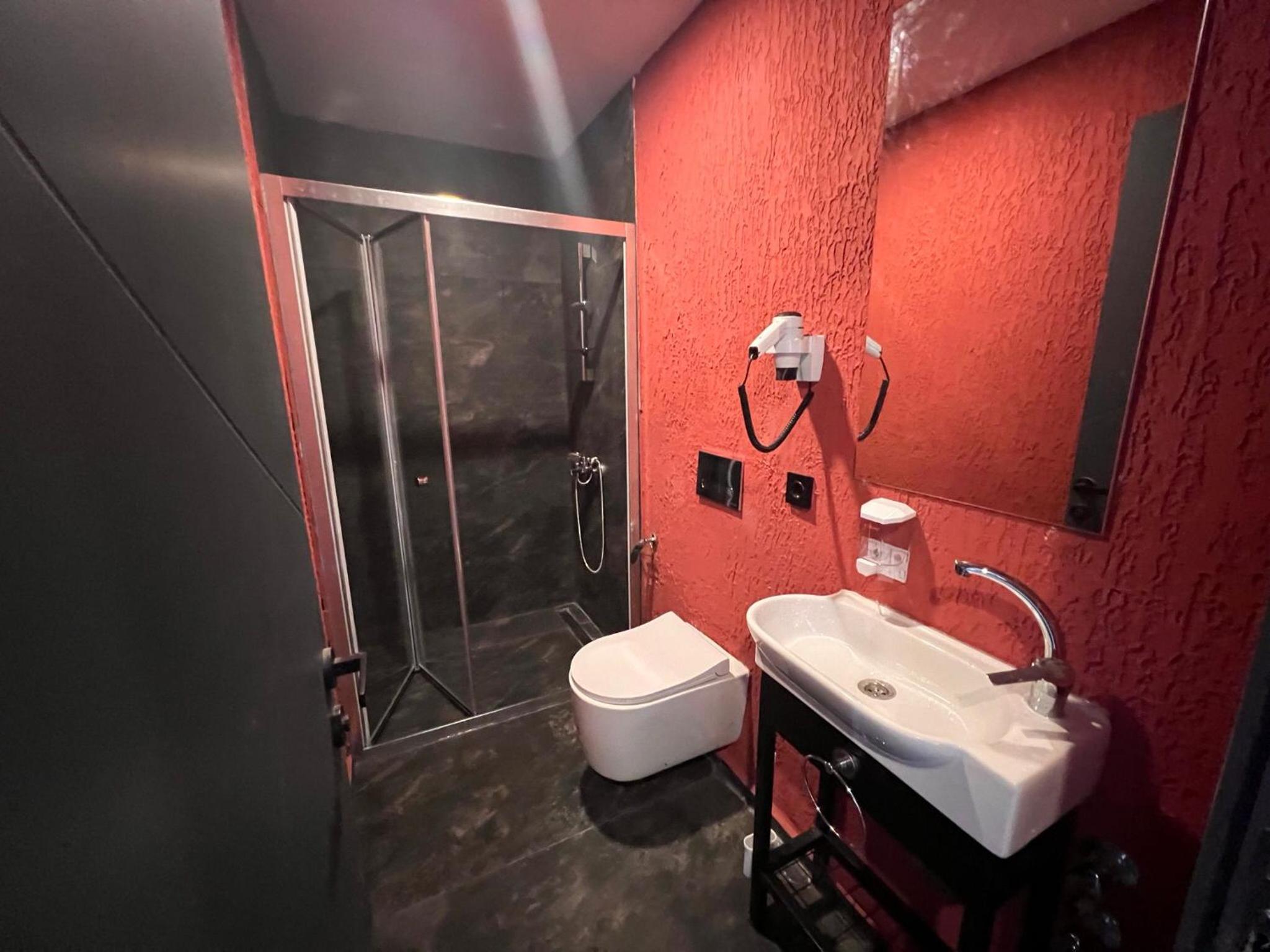 Wolf Of The City Otel - Image 34