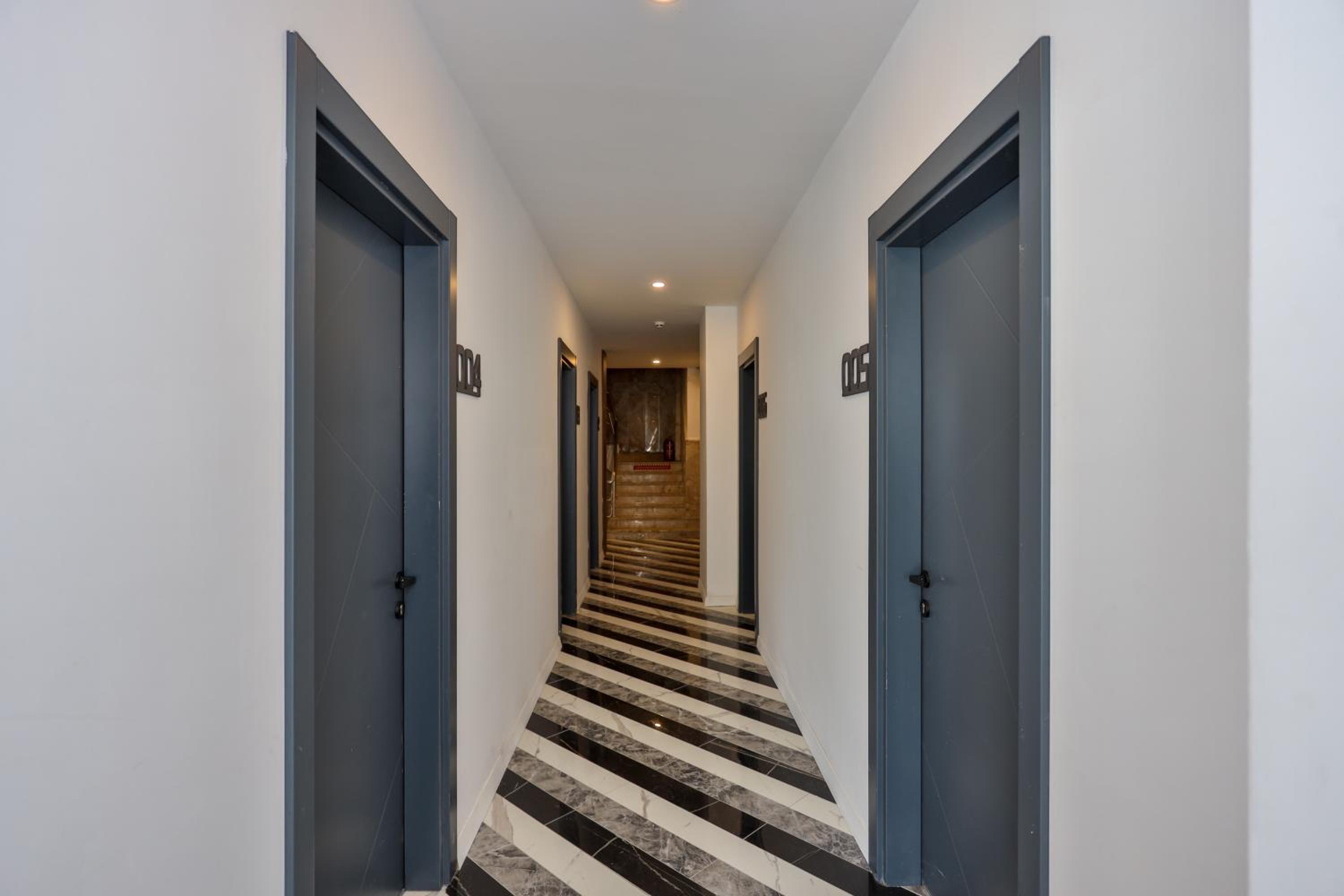 Wolf Of The City Otel - Image 75