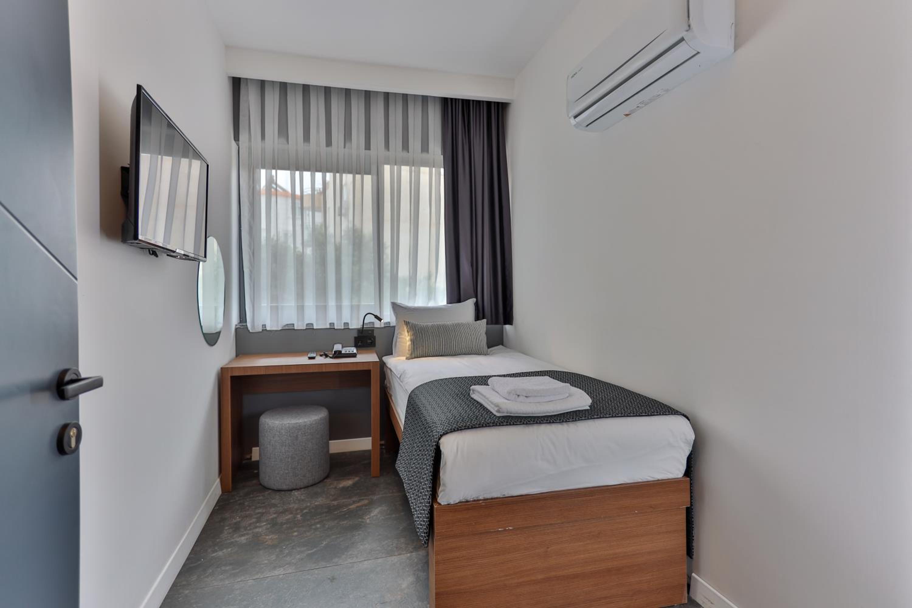 Wolf Of The City Otel - Image 77