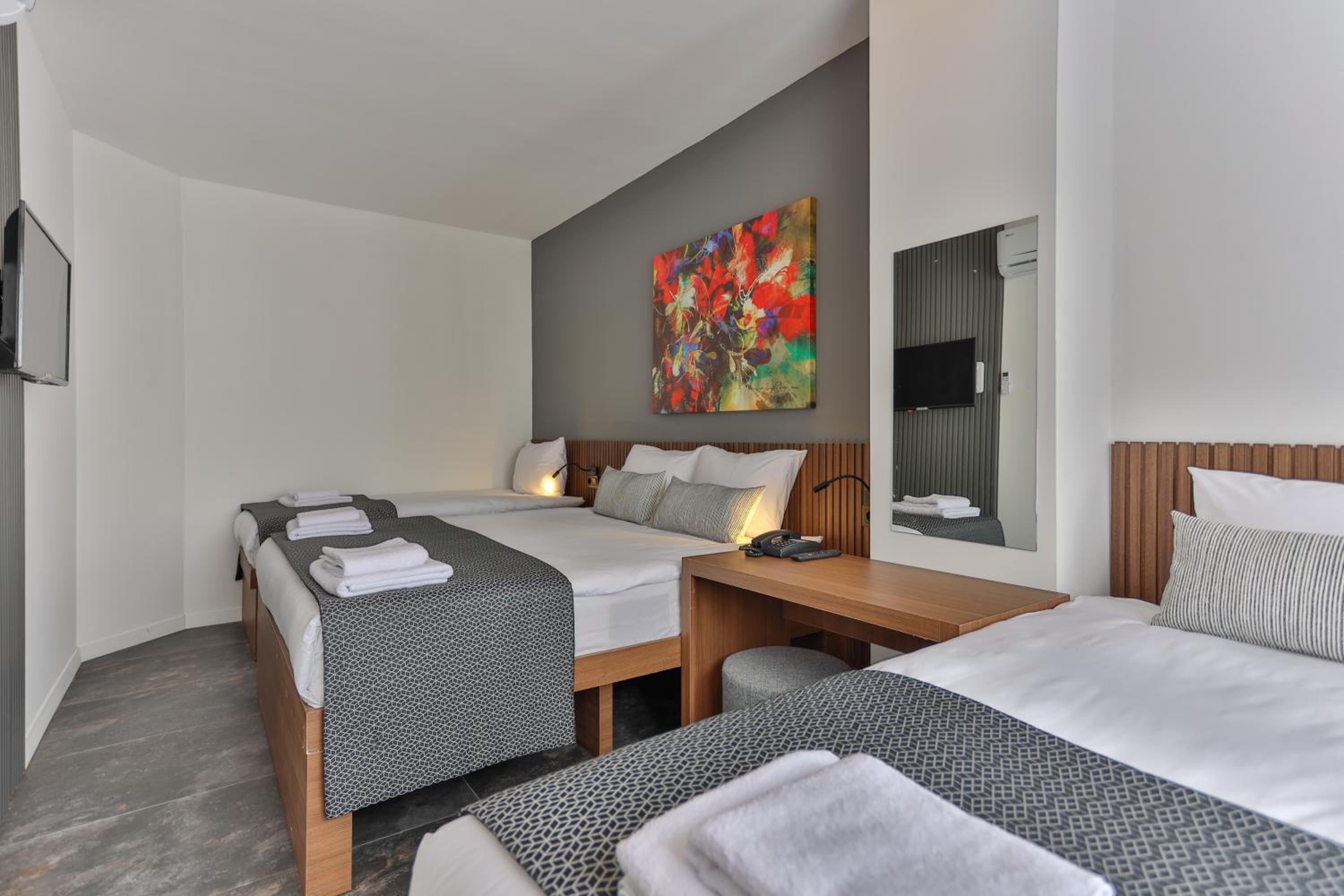 Wolf Of The City Otel - Image 79