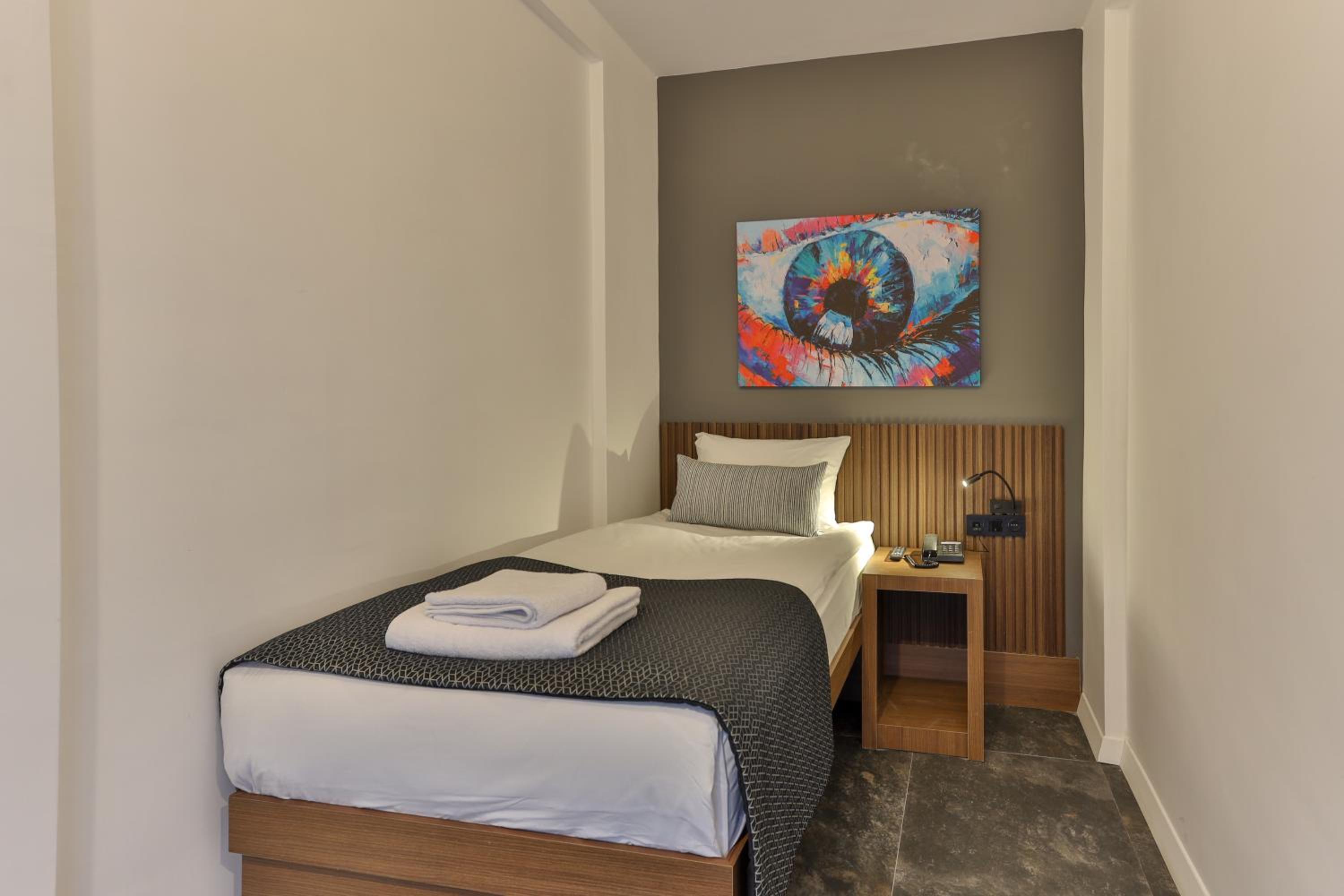 Wolf Of The City Otel - Image 65