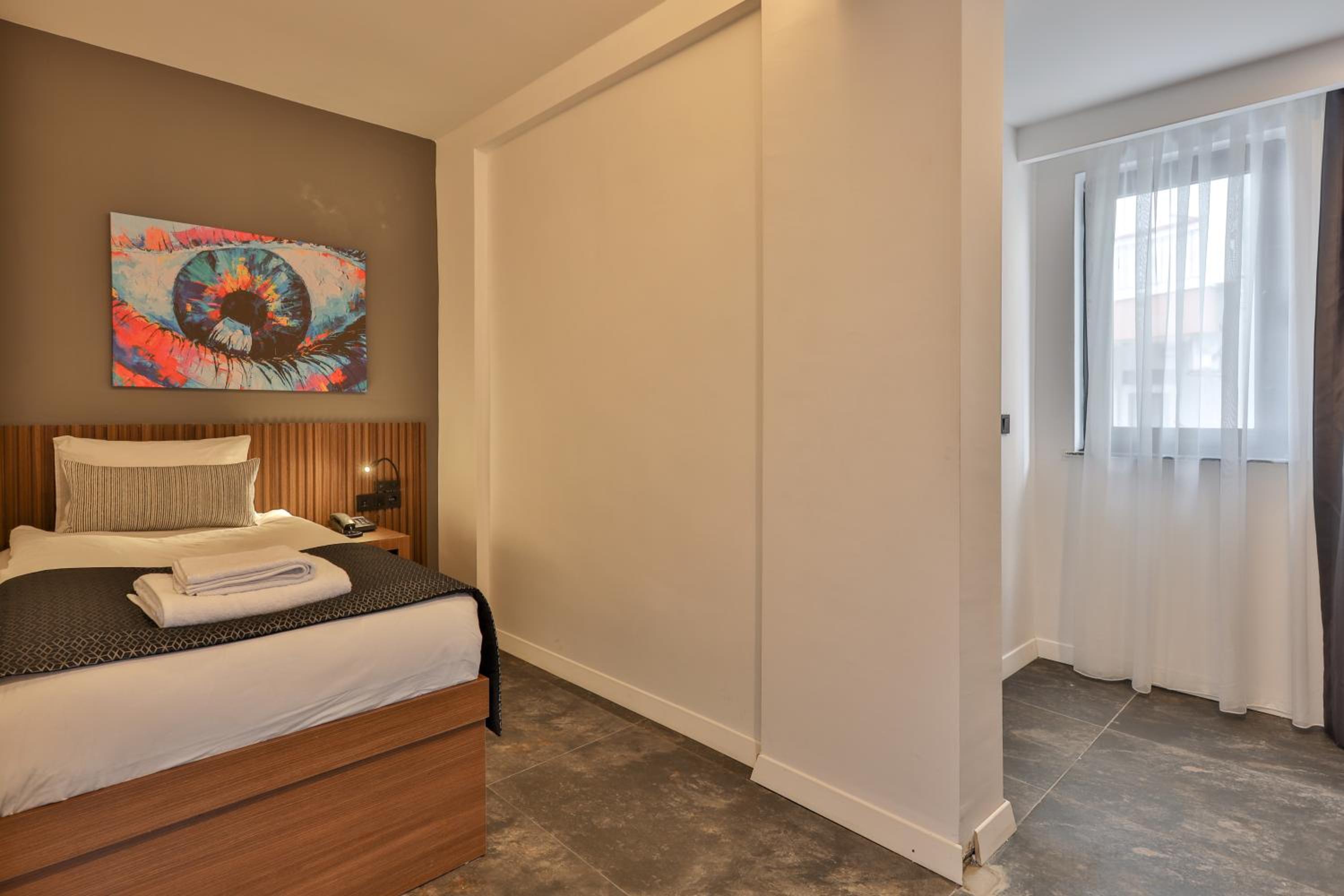 Wolf Of The City Otel - Image 78