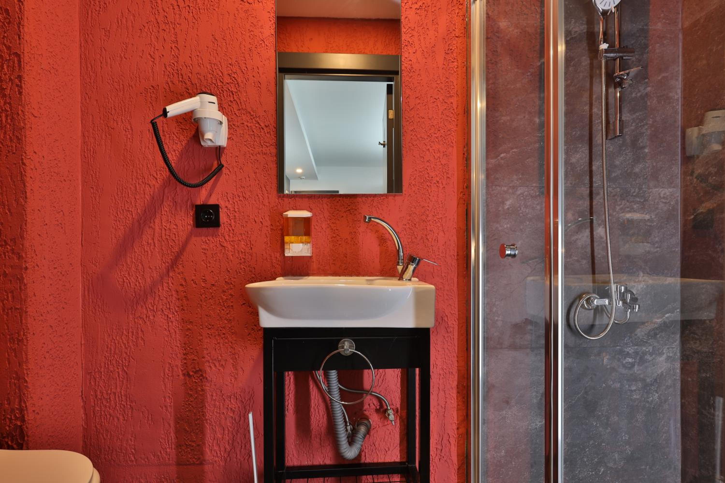 Wolf Of The City Otel - Image 50