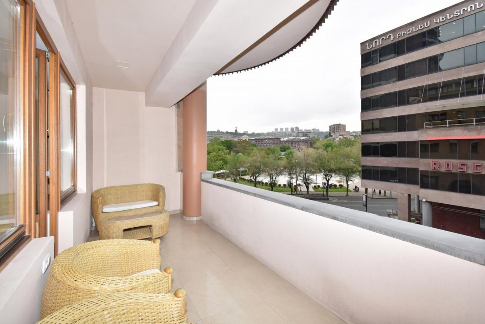 Northern Avenue, 2 bedrooms Luxury & Grand apartment with large balcony HH615