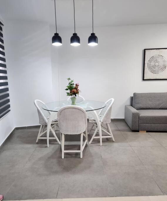 Apartamento en Les Alqueries con aire acondicionado