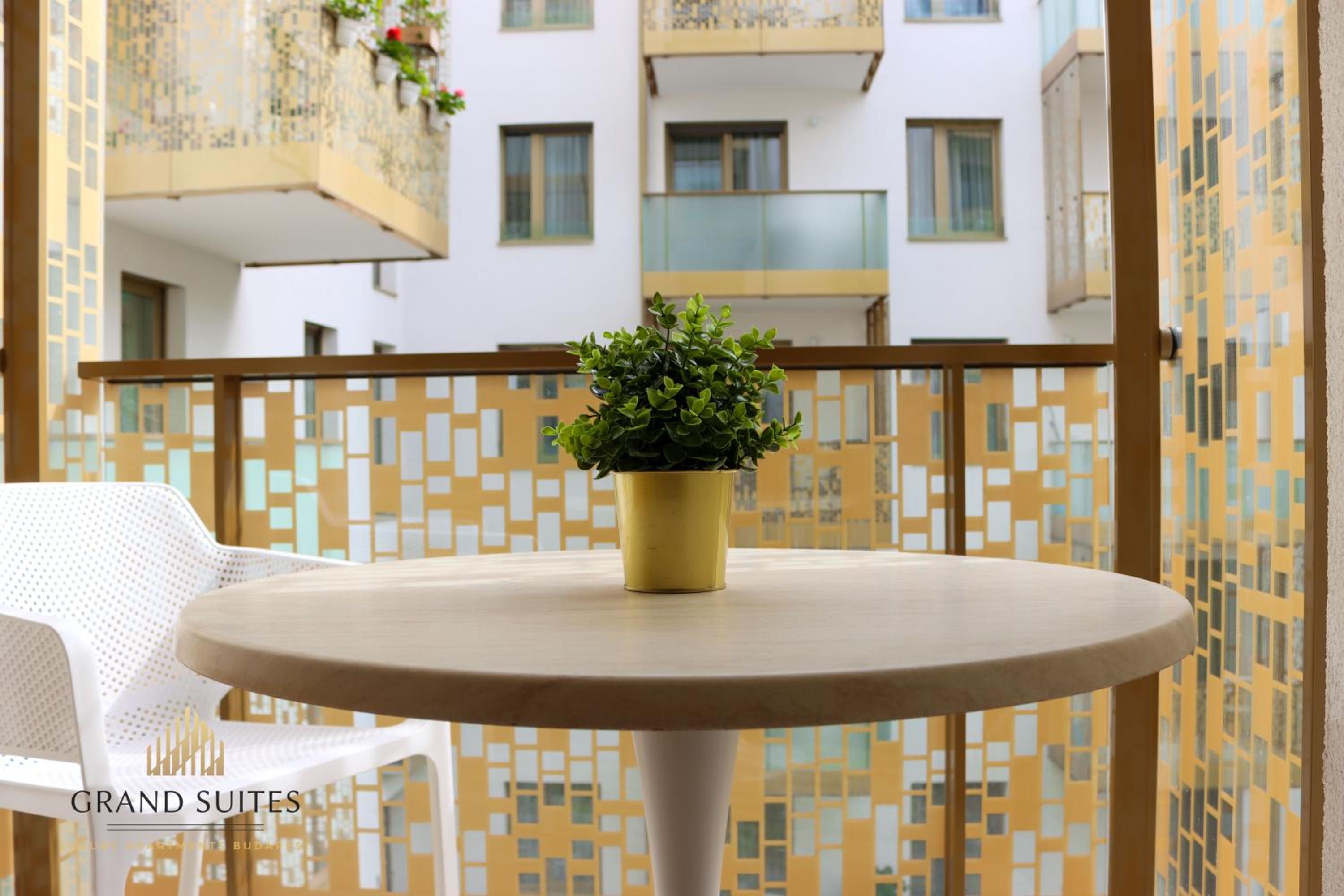 Grand Suites Central