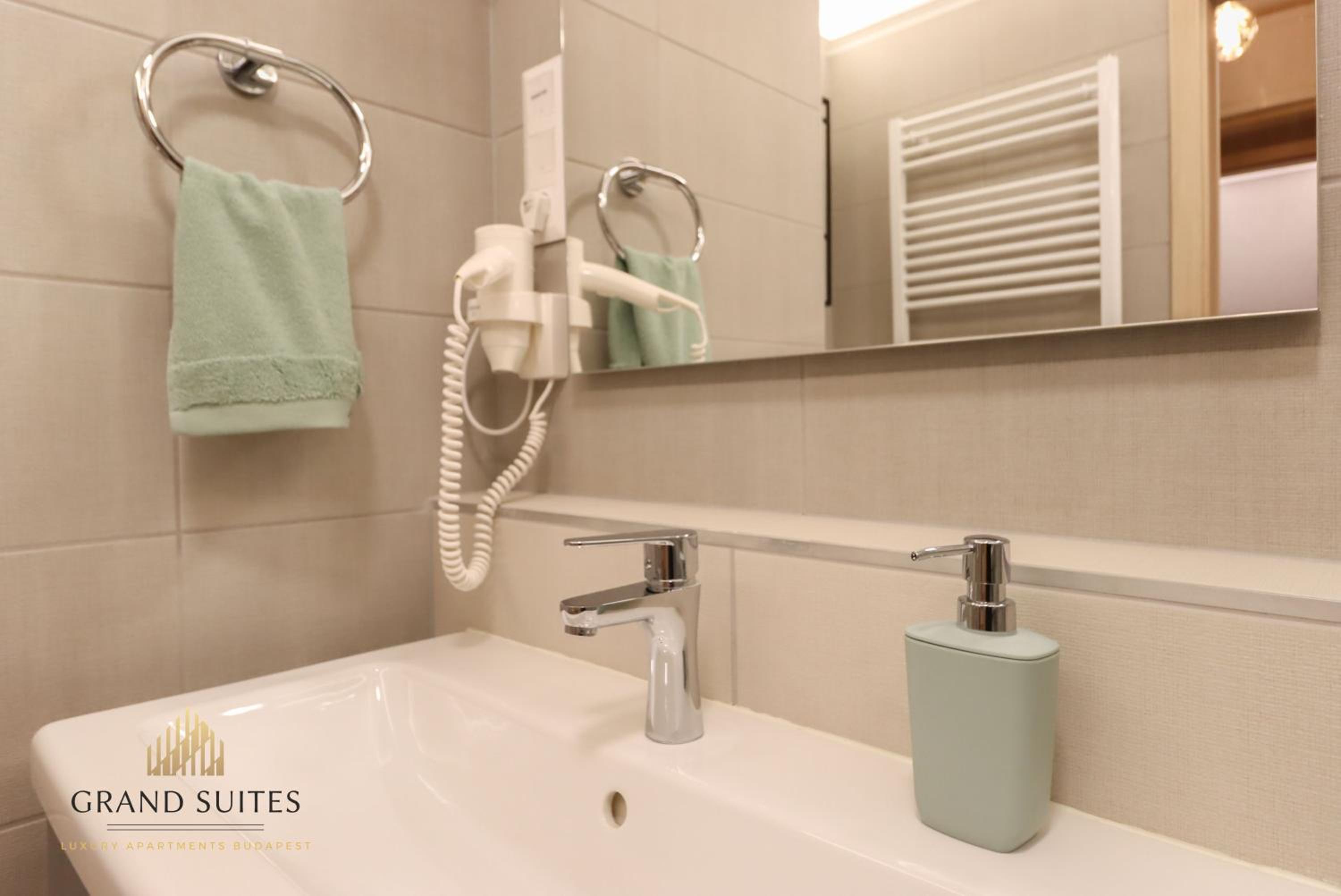 Grand Suites Central