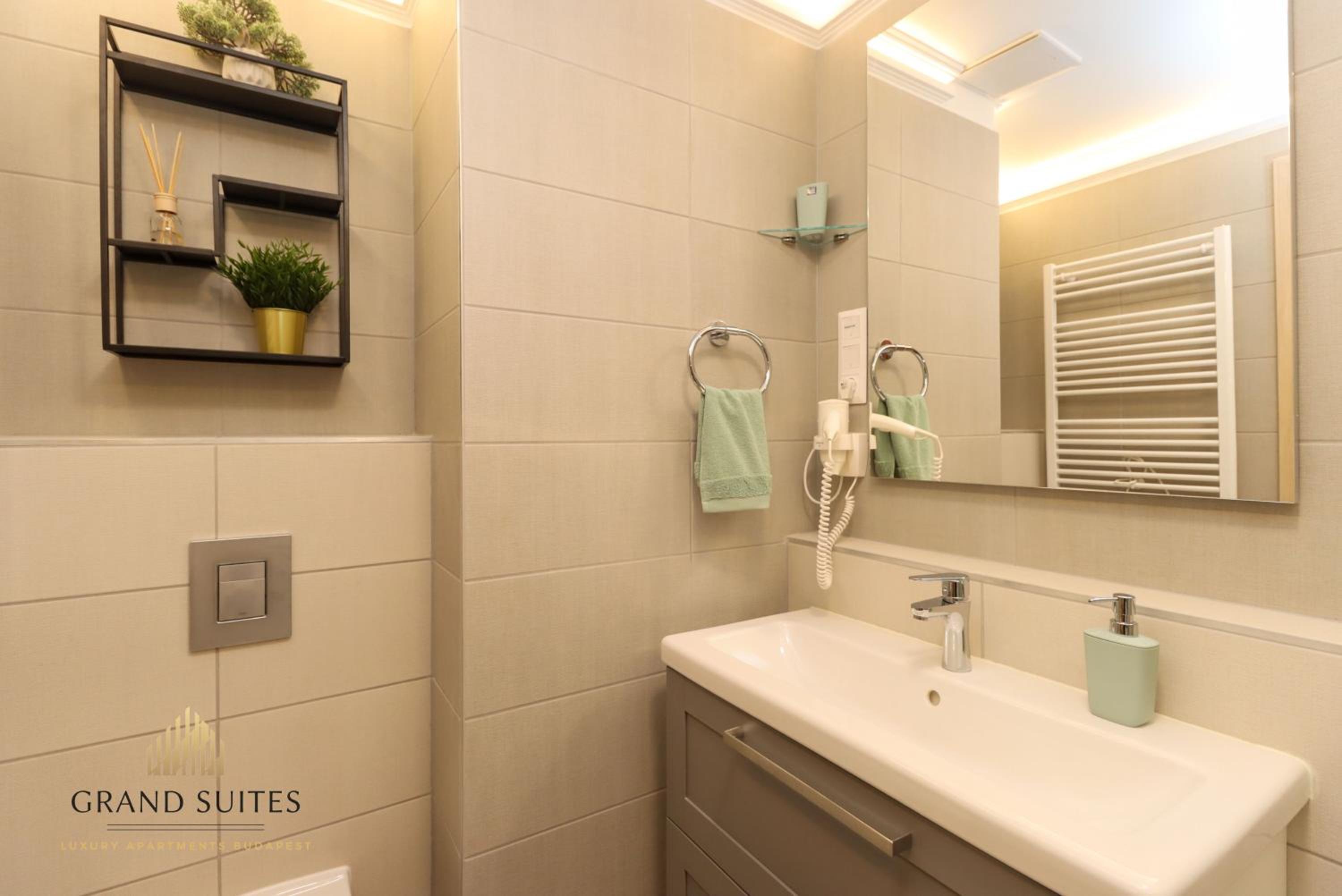 Grand Suites Central