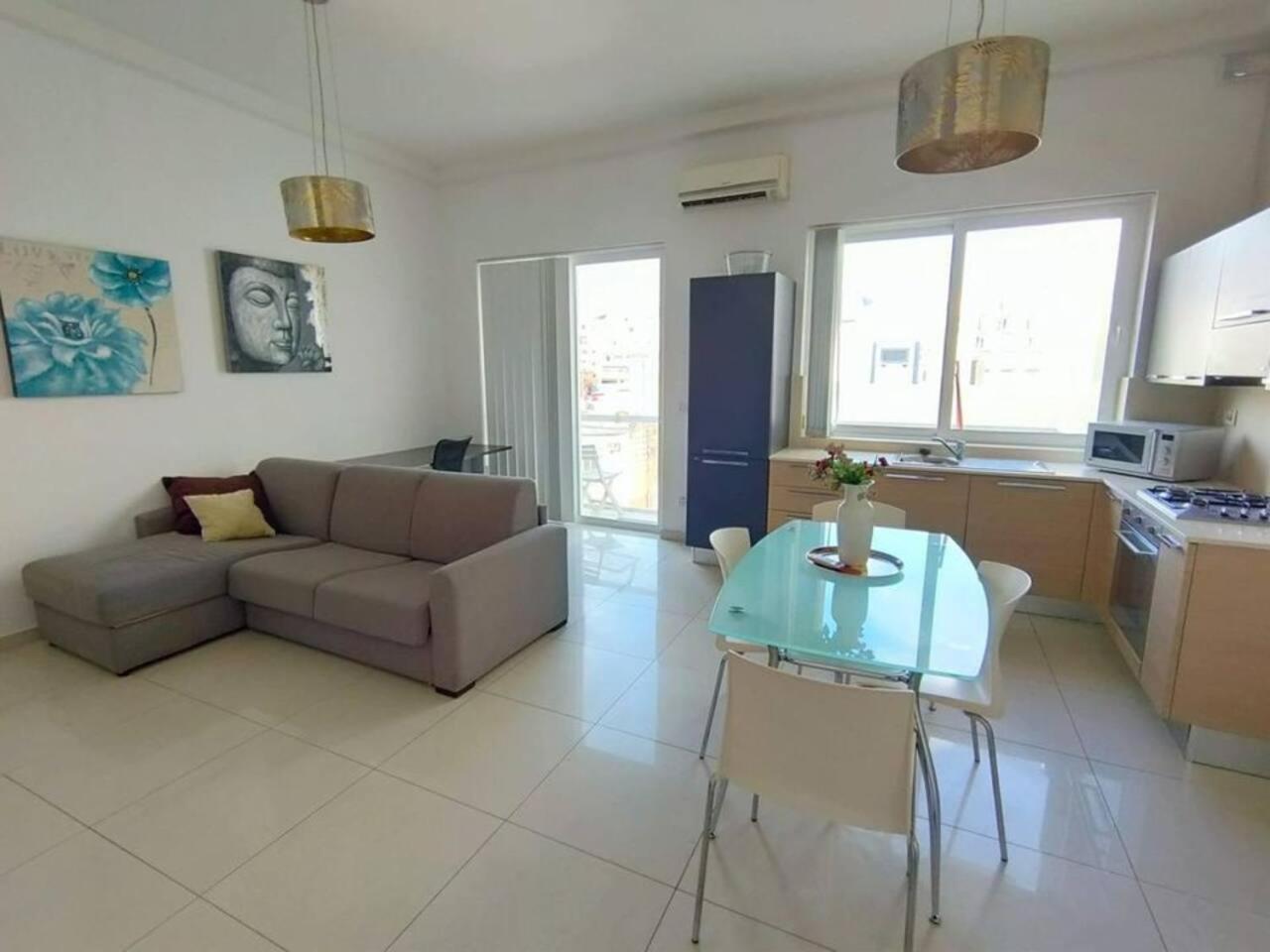 Remarkable 2-Bed Apartment in St Julians photo 3