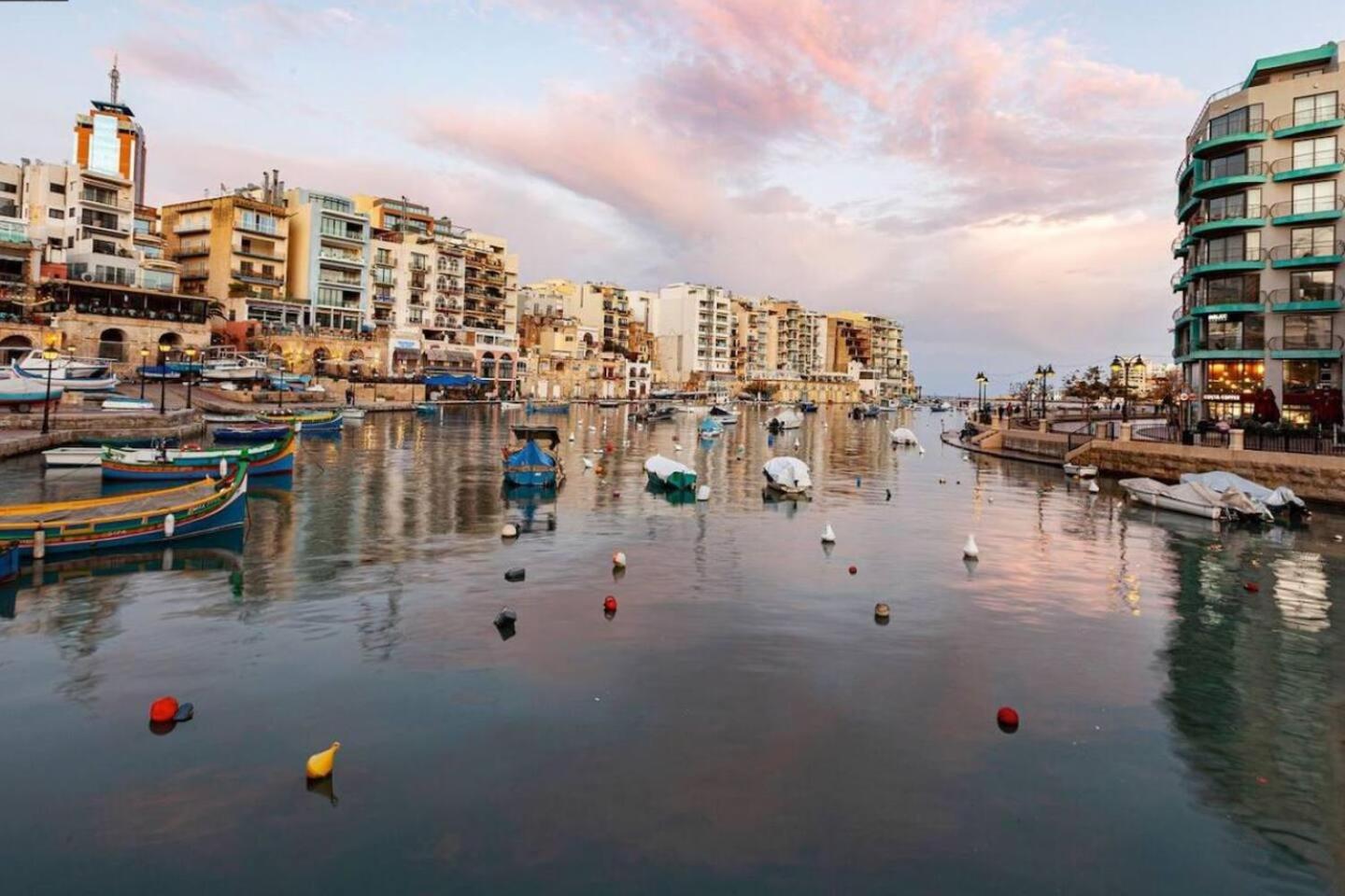 Remarkable 2-Bed Apartment in St Julians photo 2