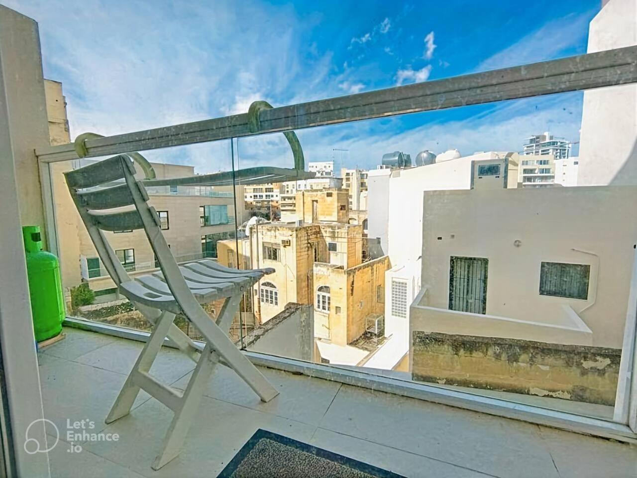 Remarkable 2-Bed Apartment in St Julians photo 4