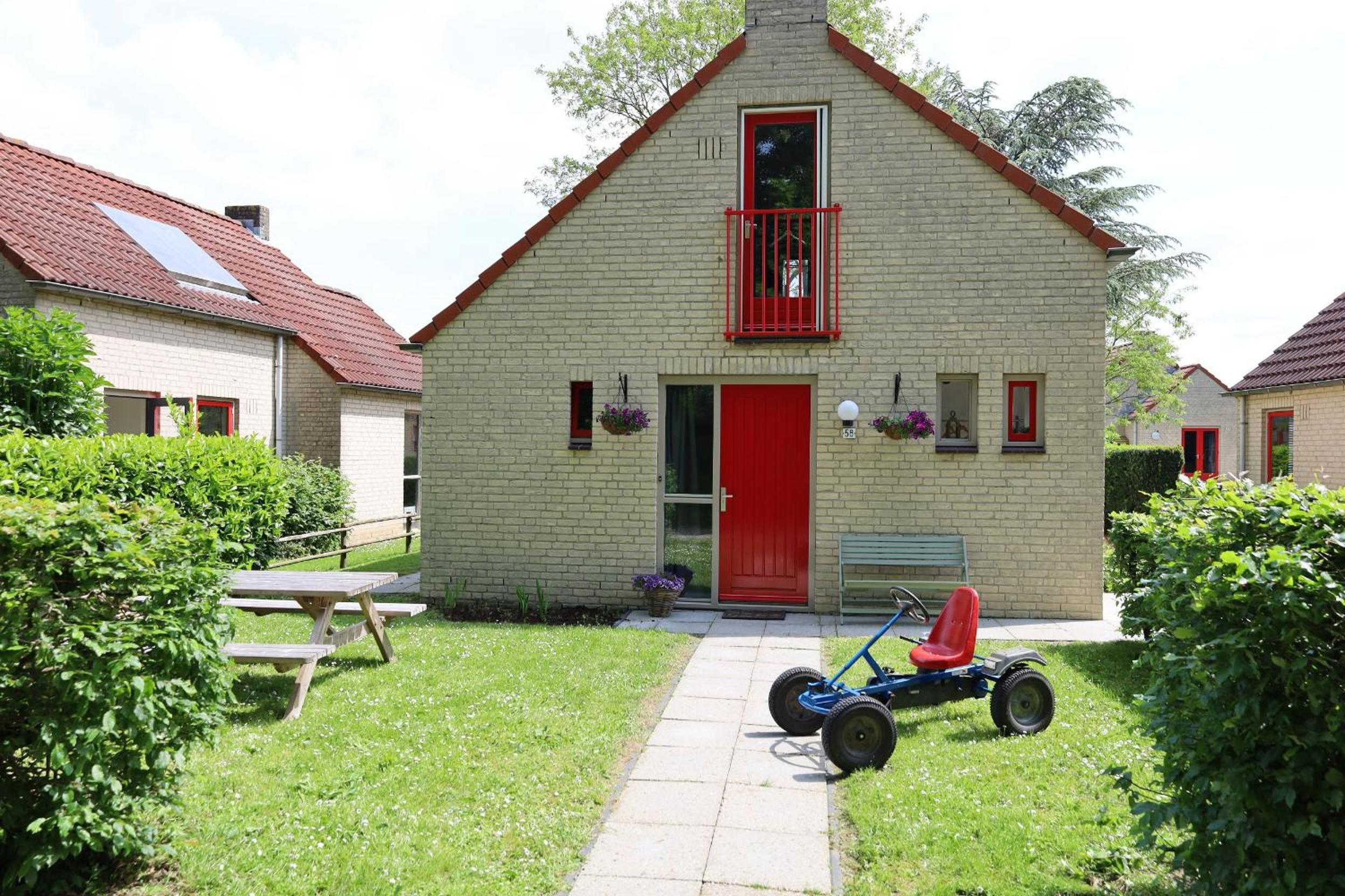 7 person House with swing, firepit, hammock, garden, swimming lake, child friendly, in- and outside playground, and great coffee view 4