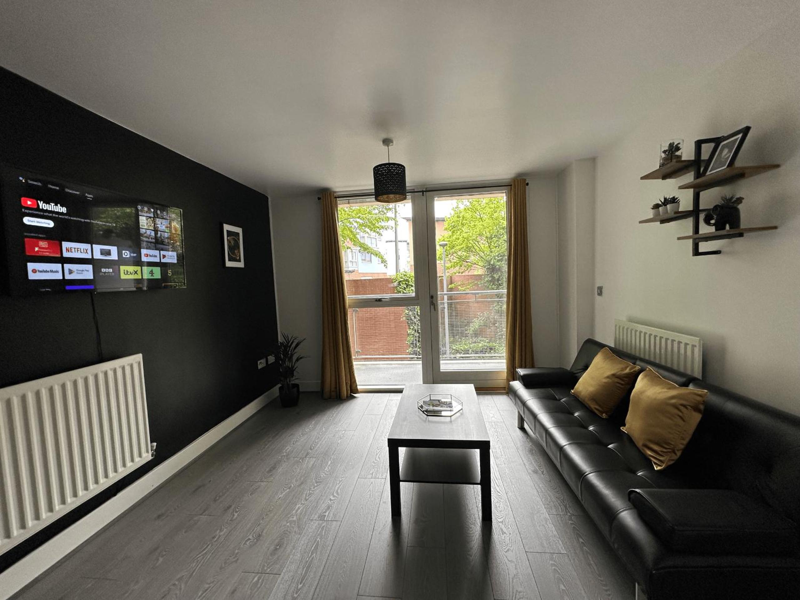 Parking - Couples - City Centre - Sleeps 4 - Birmingham view 2