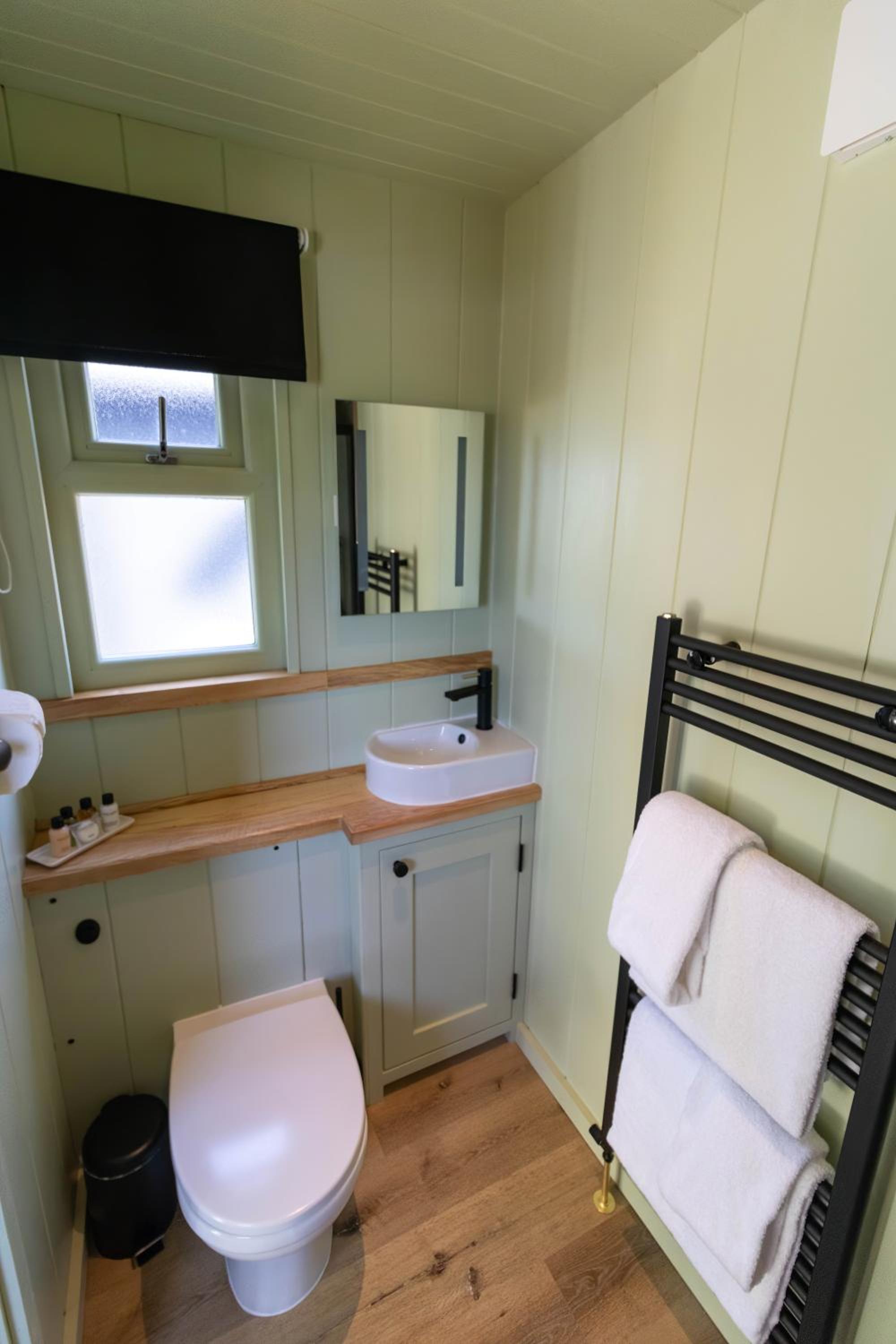 The Shire Luxury Converted Horse Lorry with private hot tub Cyfie Farm