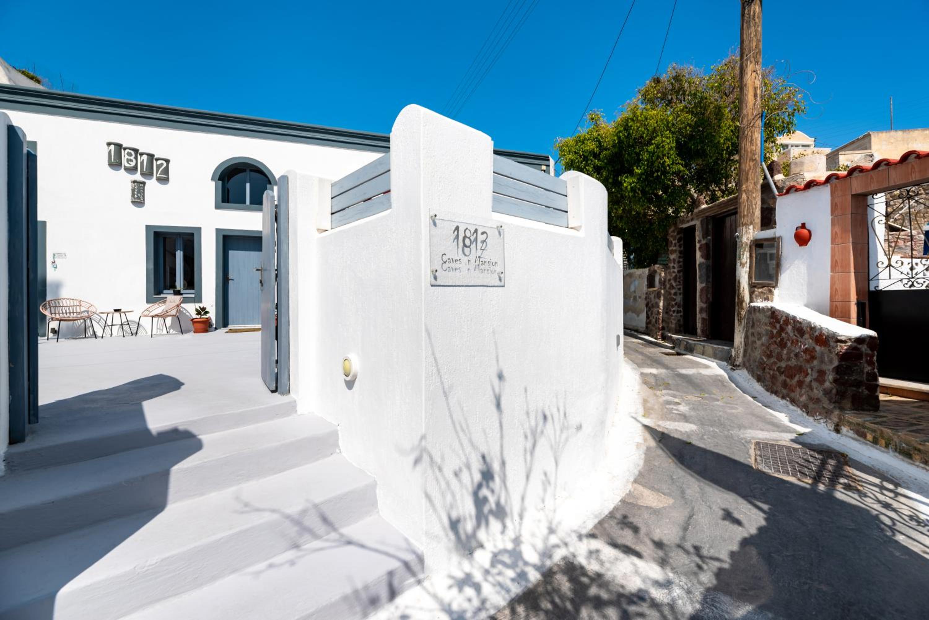 1812 Caves 'n Mansion