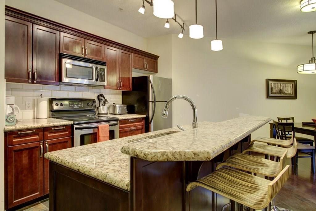 Luxury 2 Bedroom 1Pullout Kitchenette Grand Rockies Resort Hot Tub Pool Mountain View